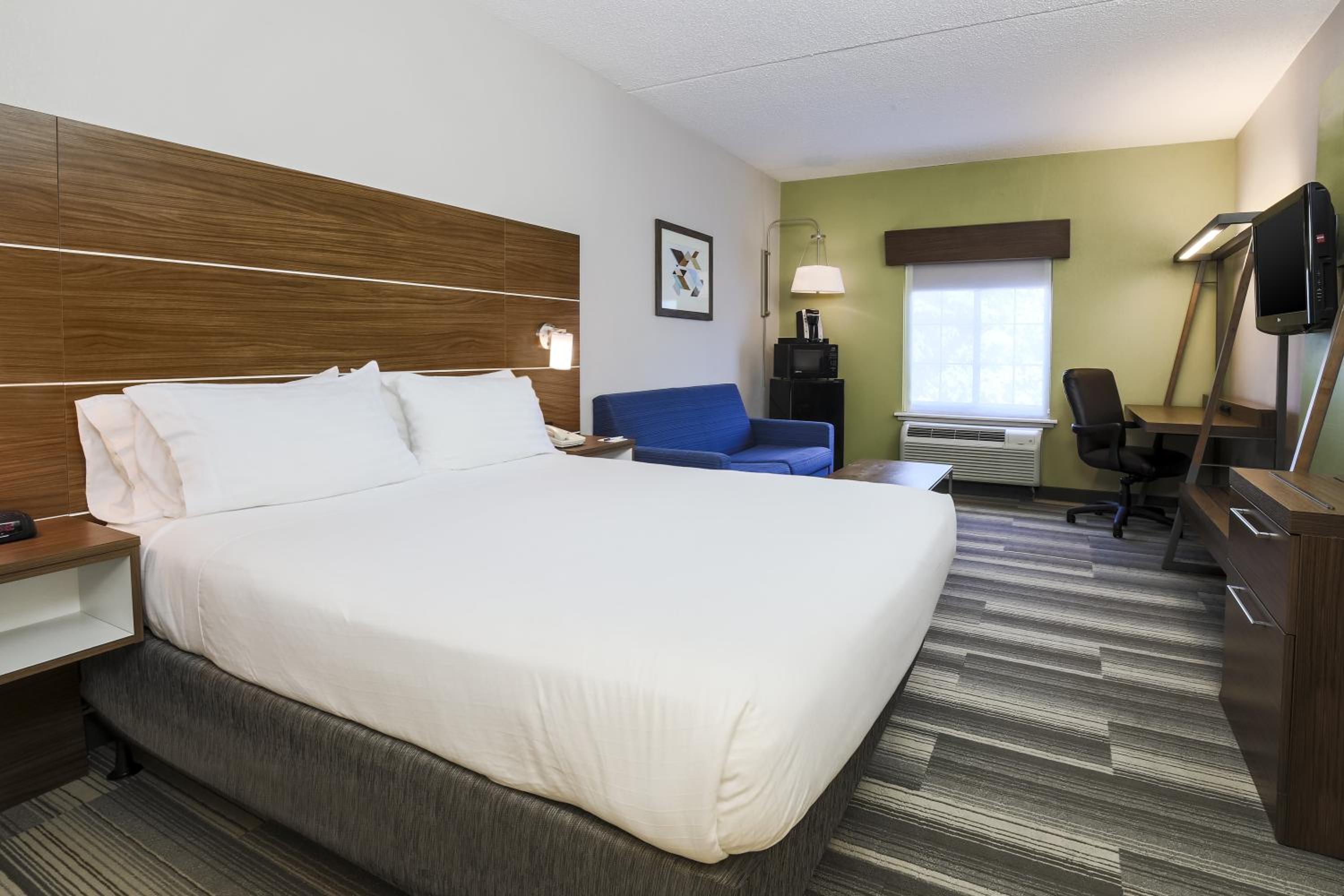 Standard Queen Room with Sofa Bed - Non-Smoking