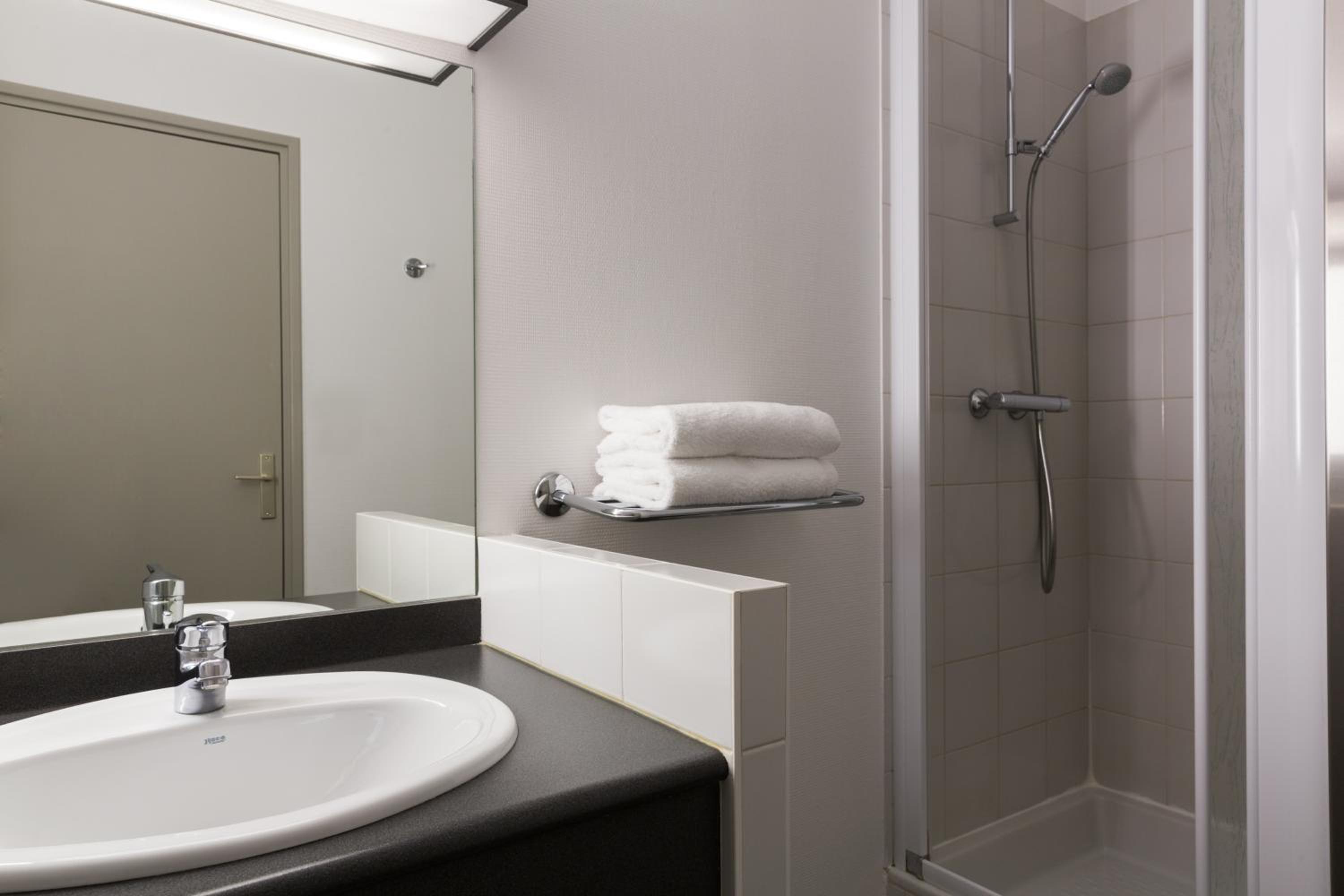 Double Room with Lake View - Photo 9