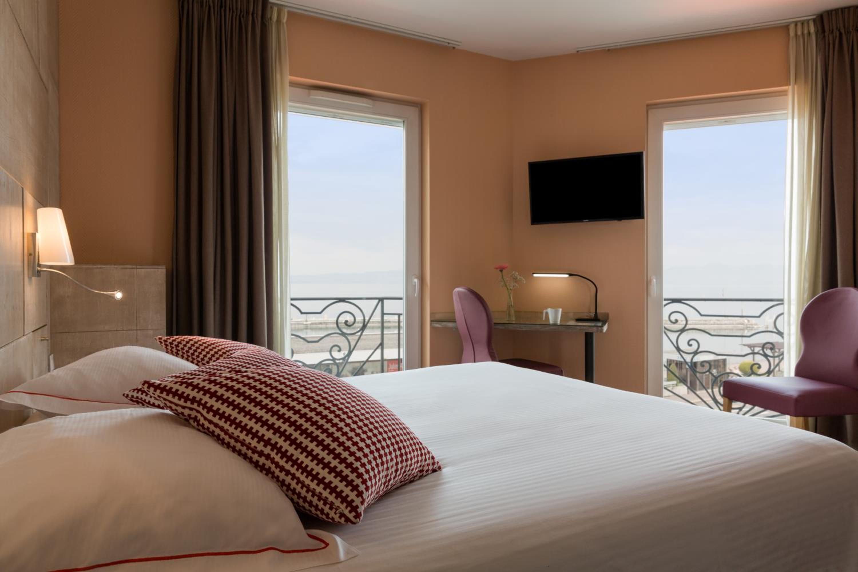 Double Room with Lake View - Photo 3