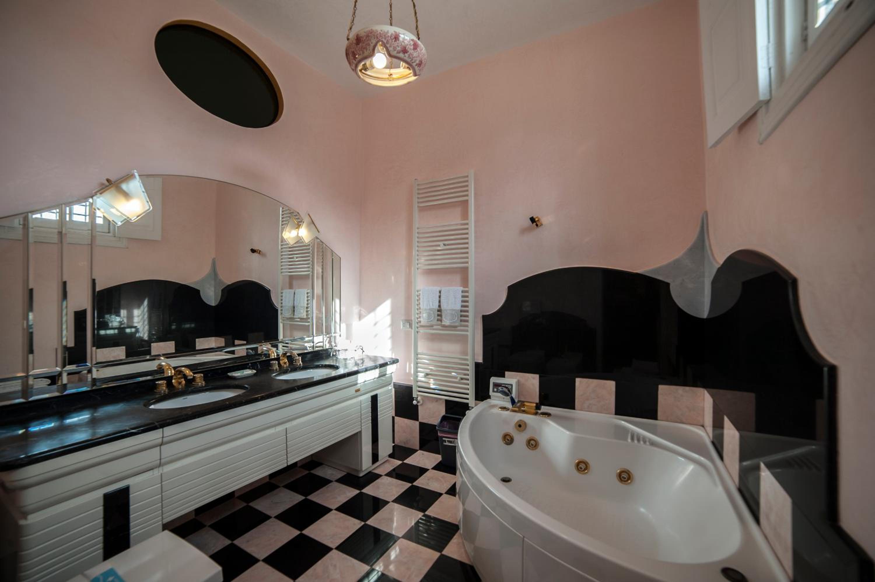 Suite with Spa Bath photo 3
