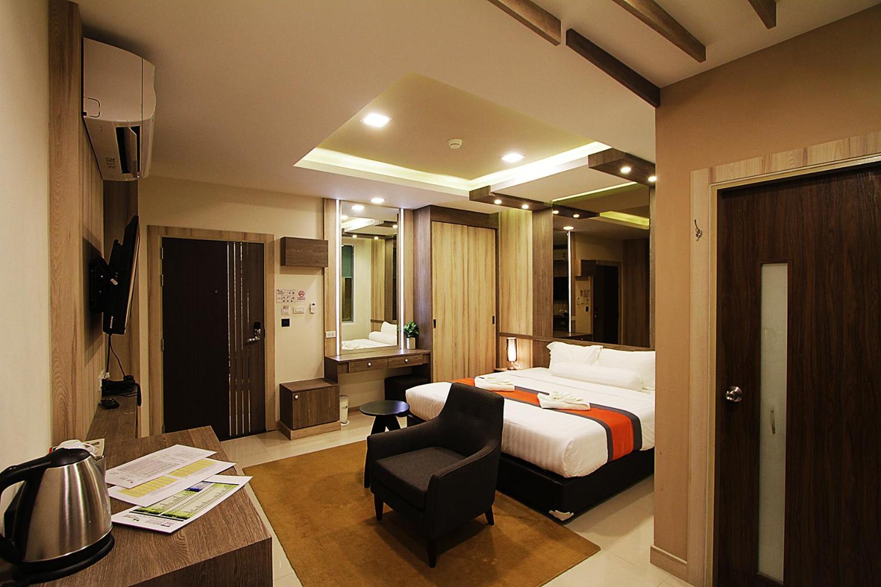 Standard King Room with Bath photo 3