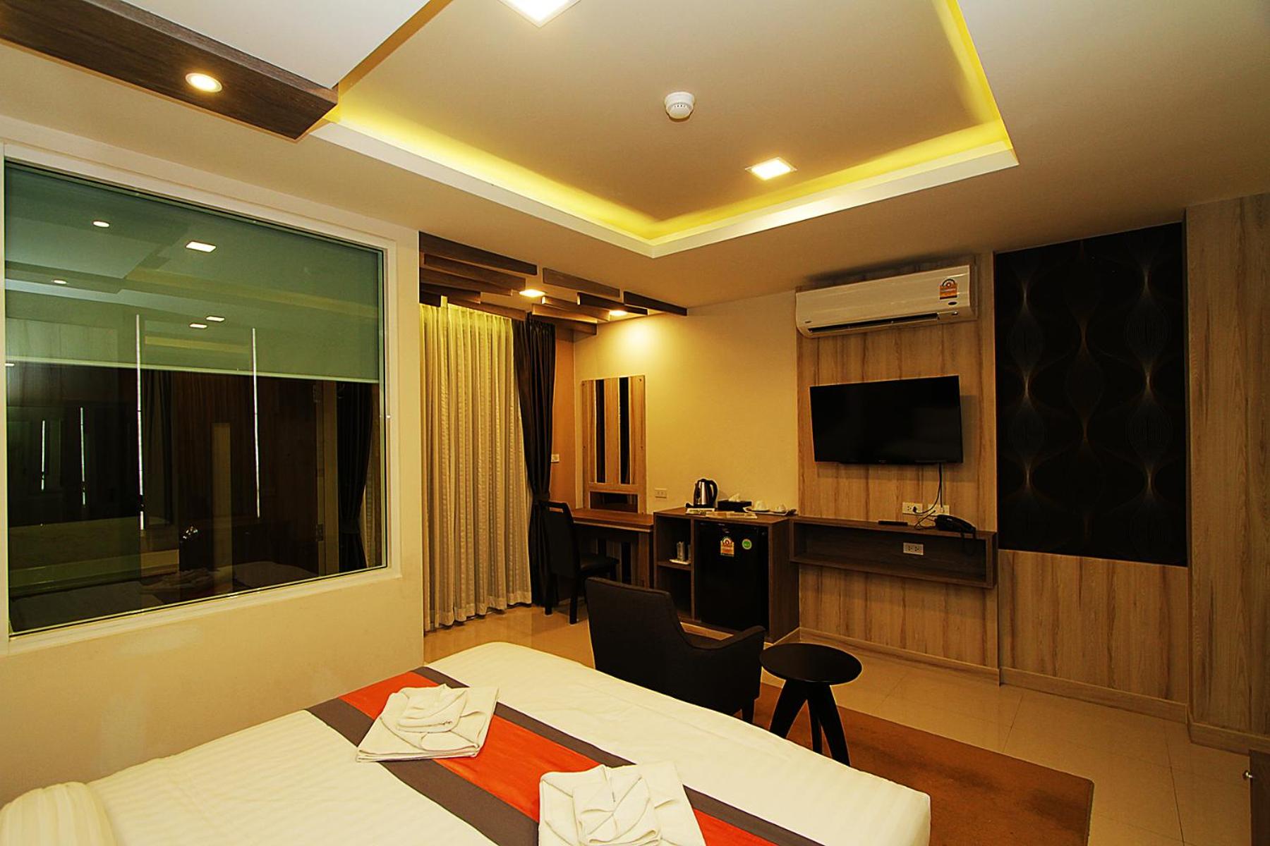 Standard King Room with Bath photo 2