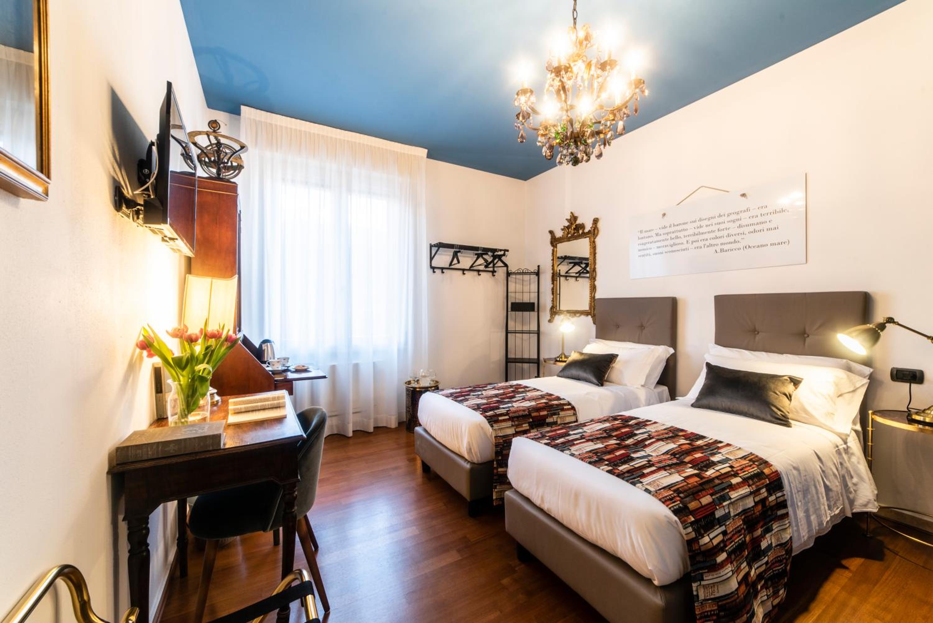 Double or Twin Room with Private Bathroom - Photo 10