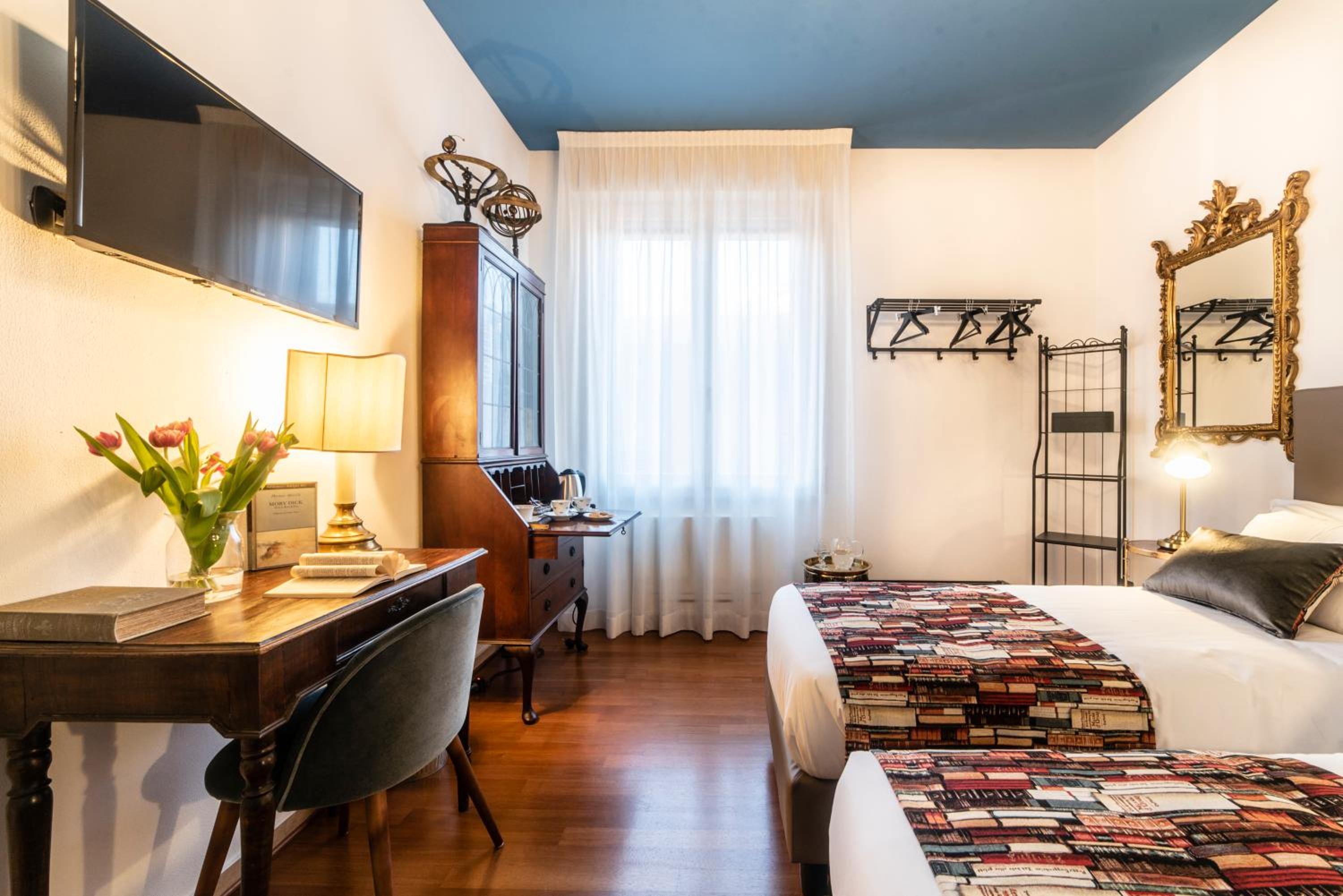Double or Twin Room with Private Bathroom - Photo 7