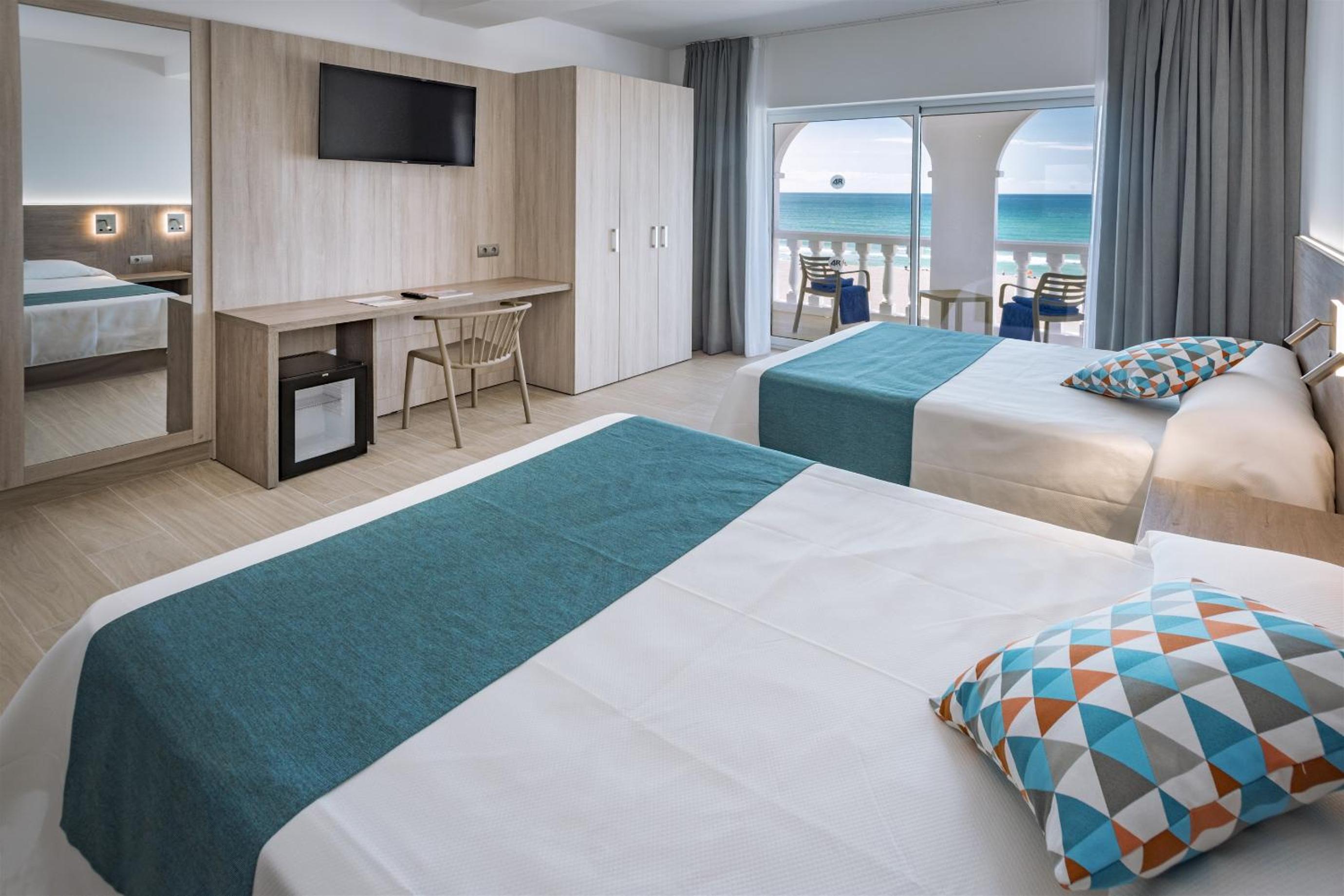 Double Room with Sea View (2 Adults) - Photo 4