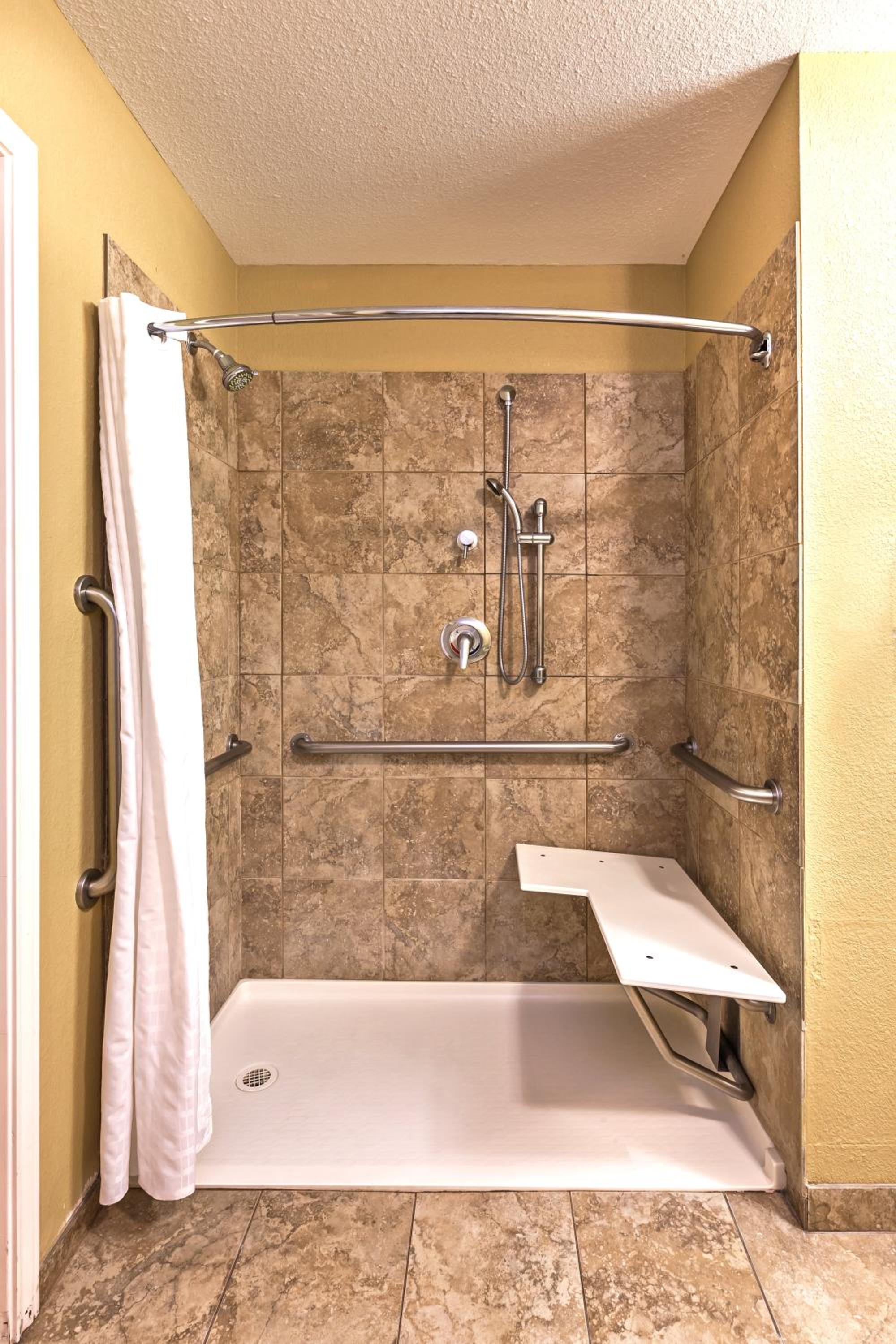 Queen Studio Suite - Mobility Access Roll in Shower/Non-Smoking