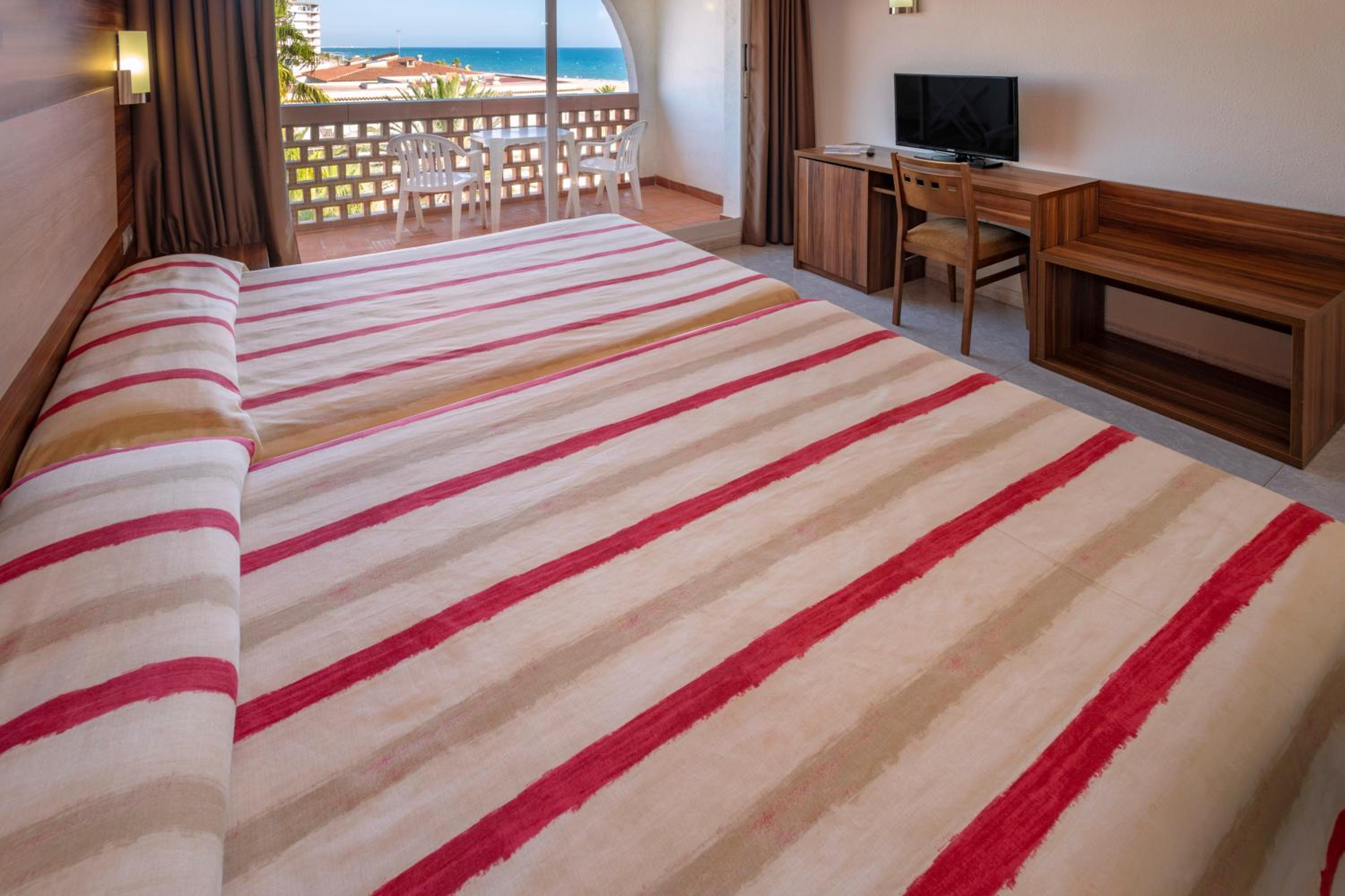 Double Room with Side Sea View (2 Adults) - Photo 7