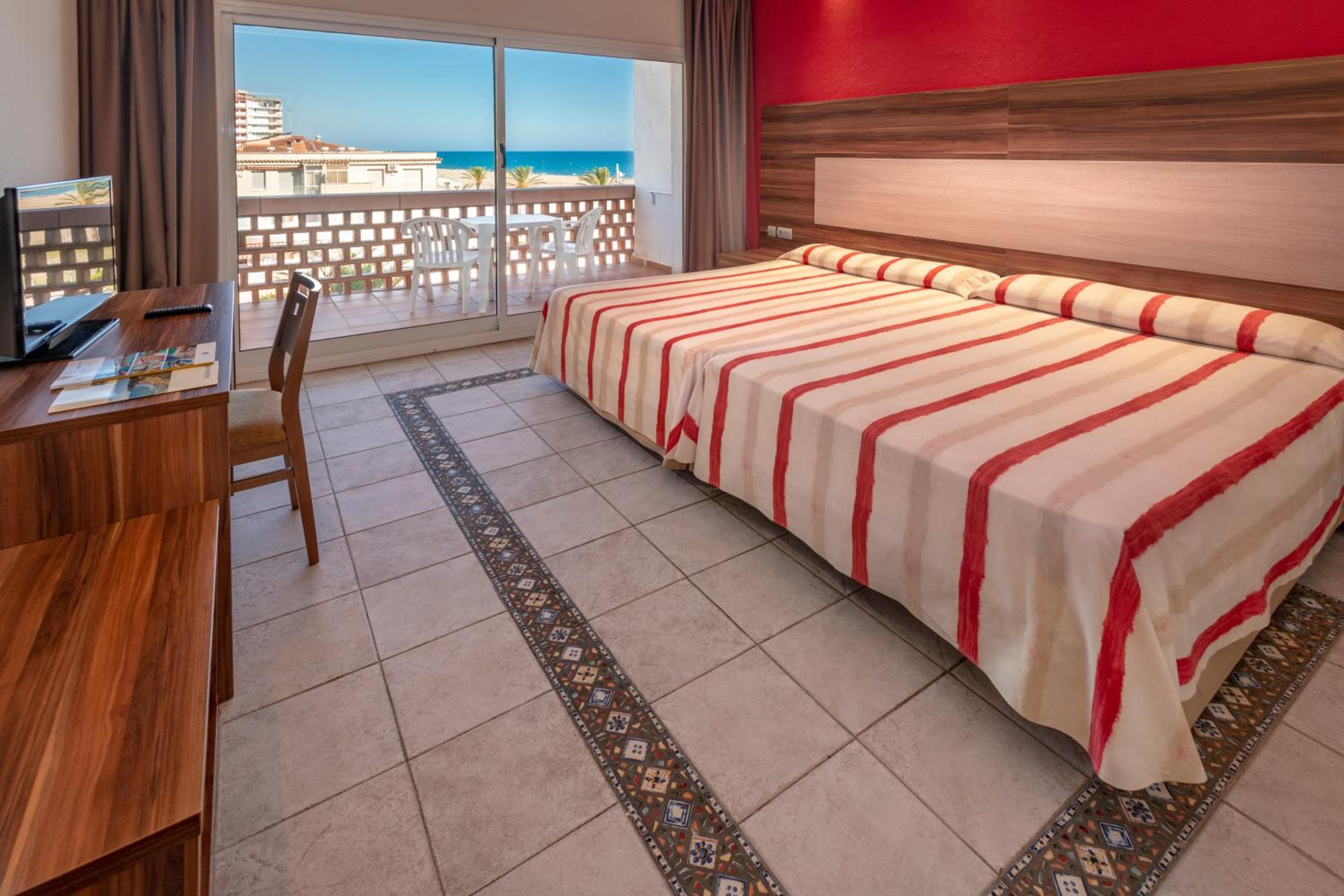 Double Room with Side Sea View (2 Adults) - Photo 4