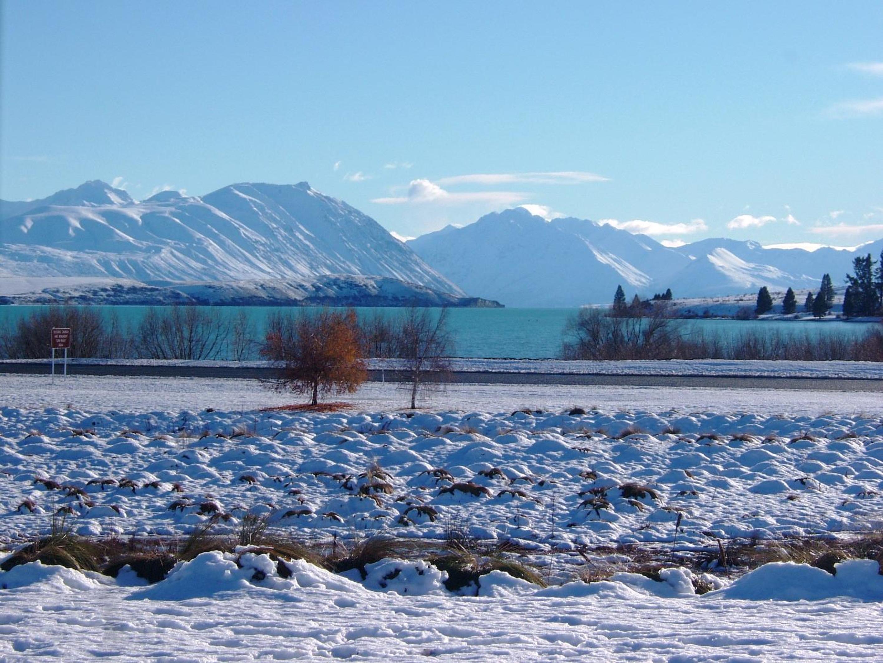 Superior Studio with Lake and Mountain View  photo 3