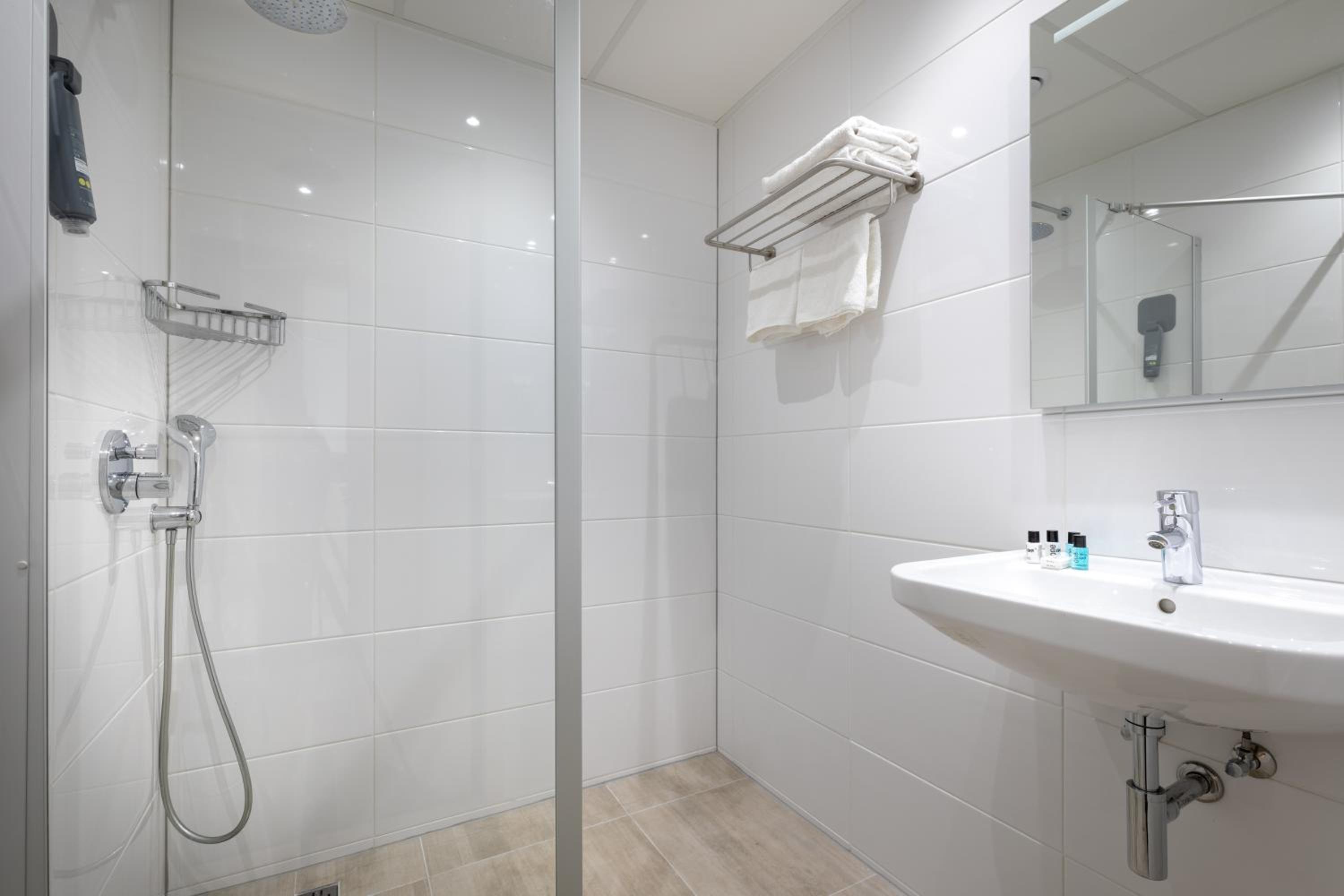 Standard Twin Room - Photo 6