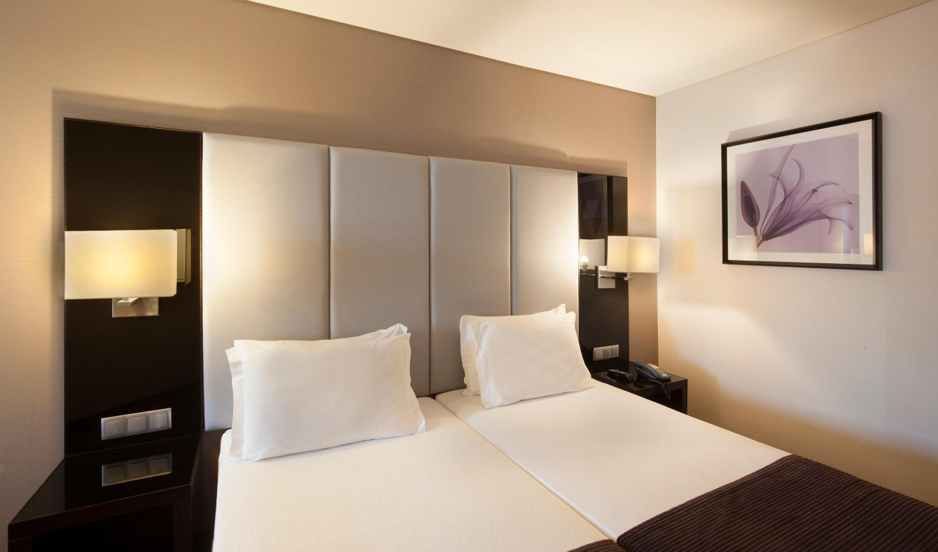 Standard Twin Room - Photo 4