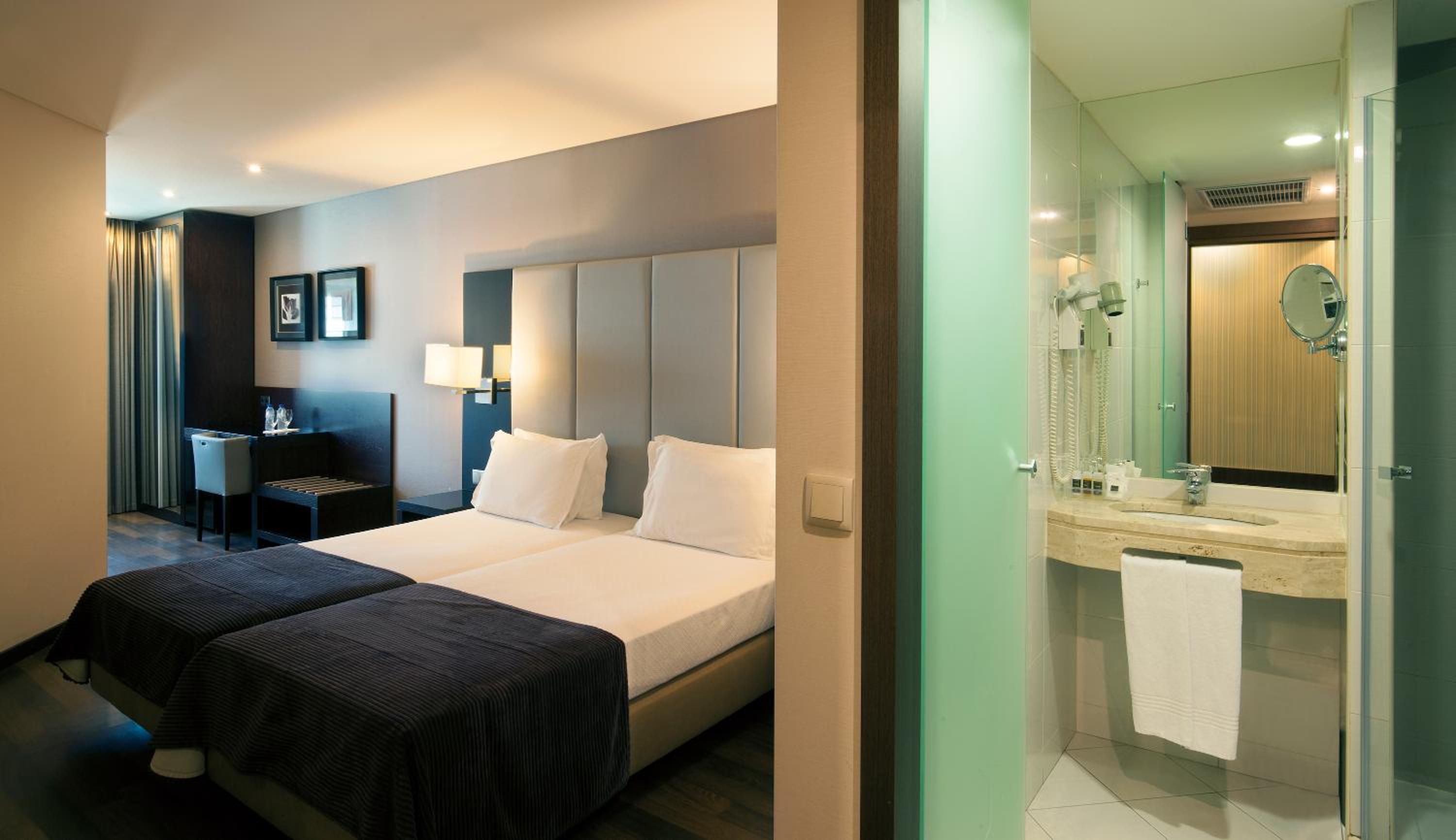Standard Twin Room - Photo 7