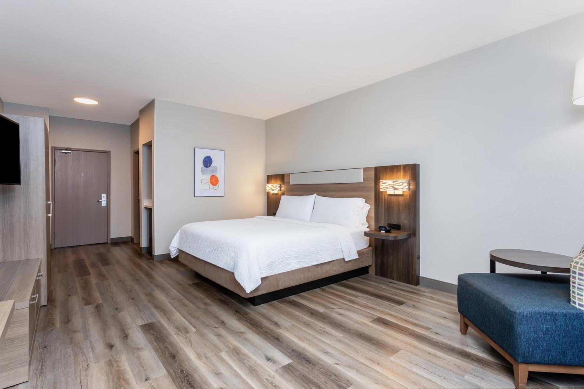 Standard King Room with Mobility Accessible Tub