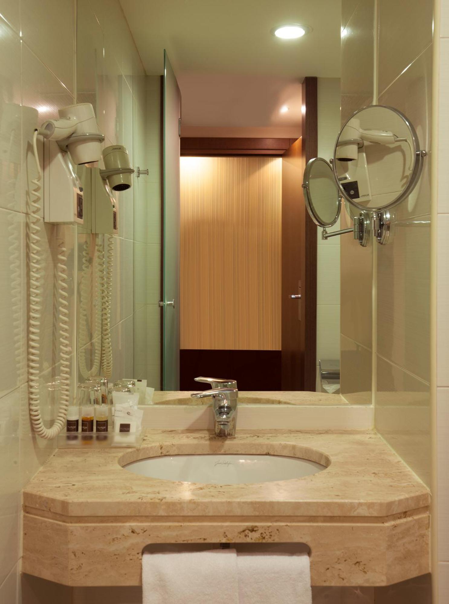 Standard Twin Room - Photo 11
