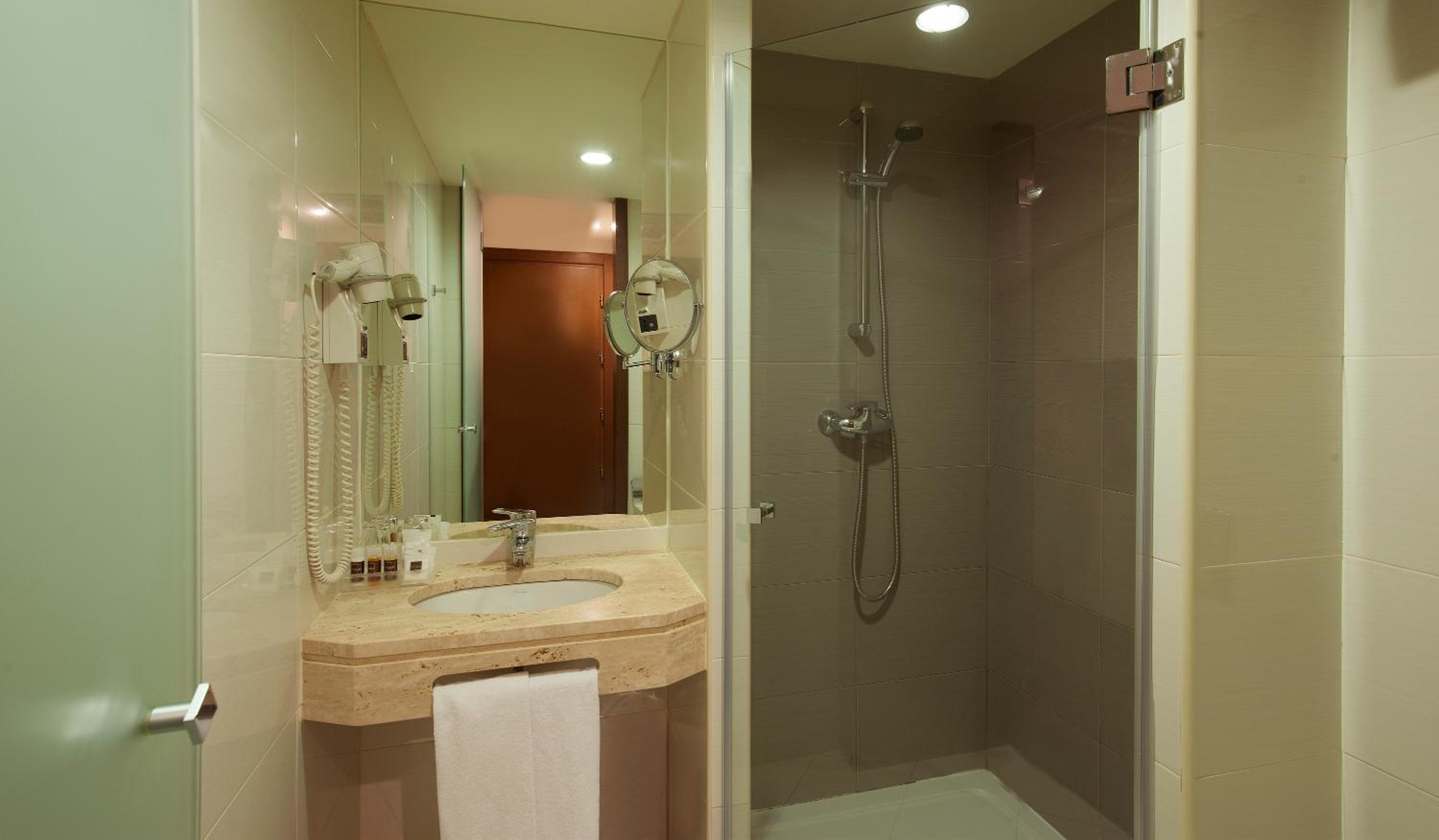 Standard Twin Room - Photo 10