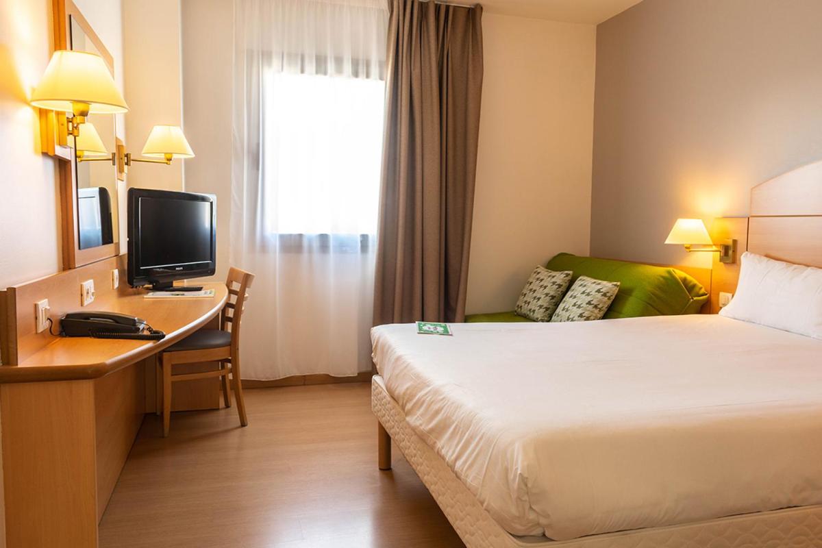 Triple Room (1 Double Bed + 1 Single Bed) - Photo 2