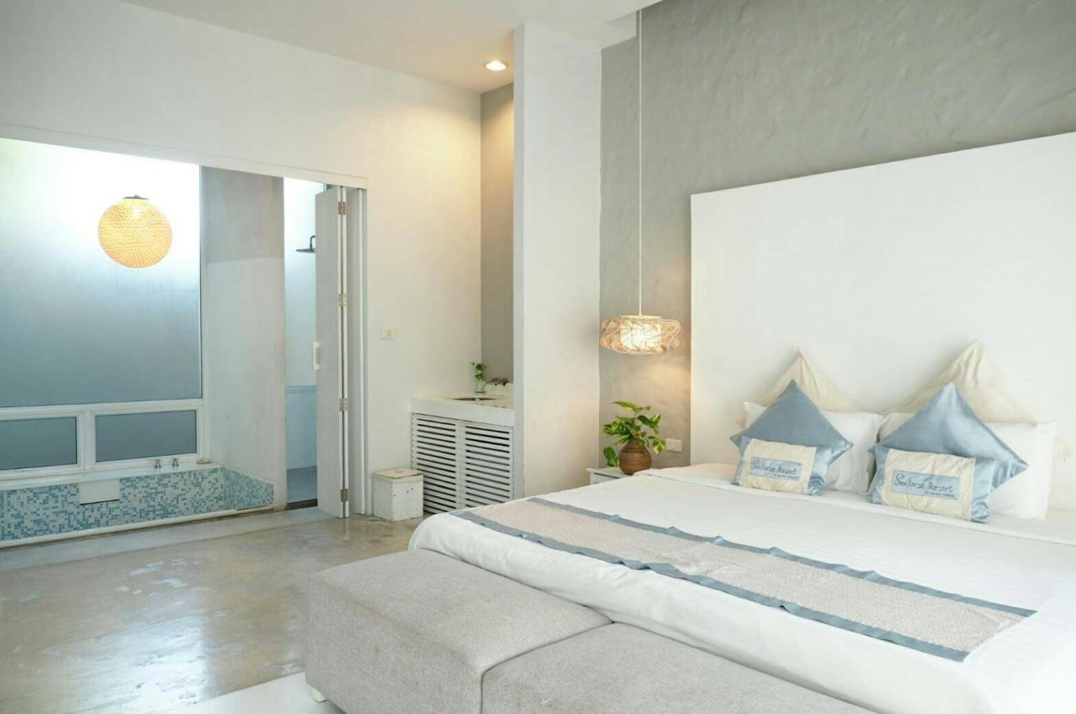 Deluxe Double Room - Photo 8