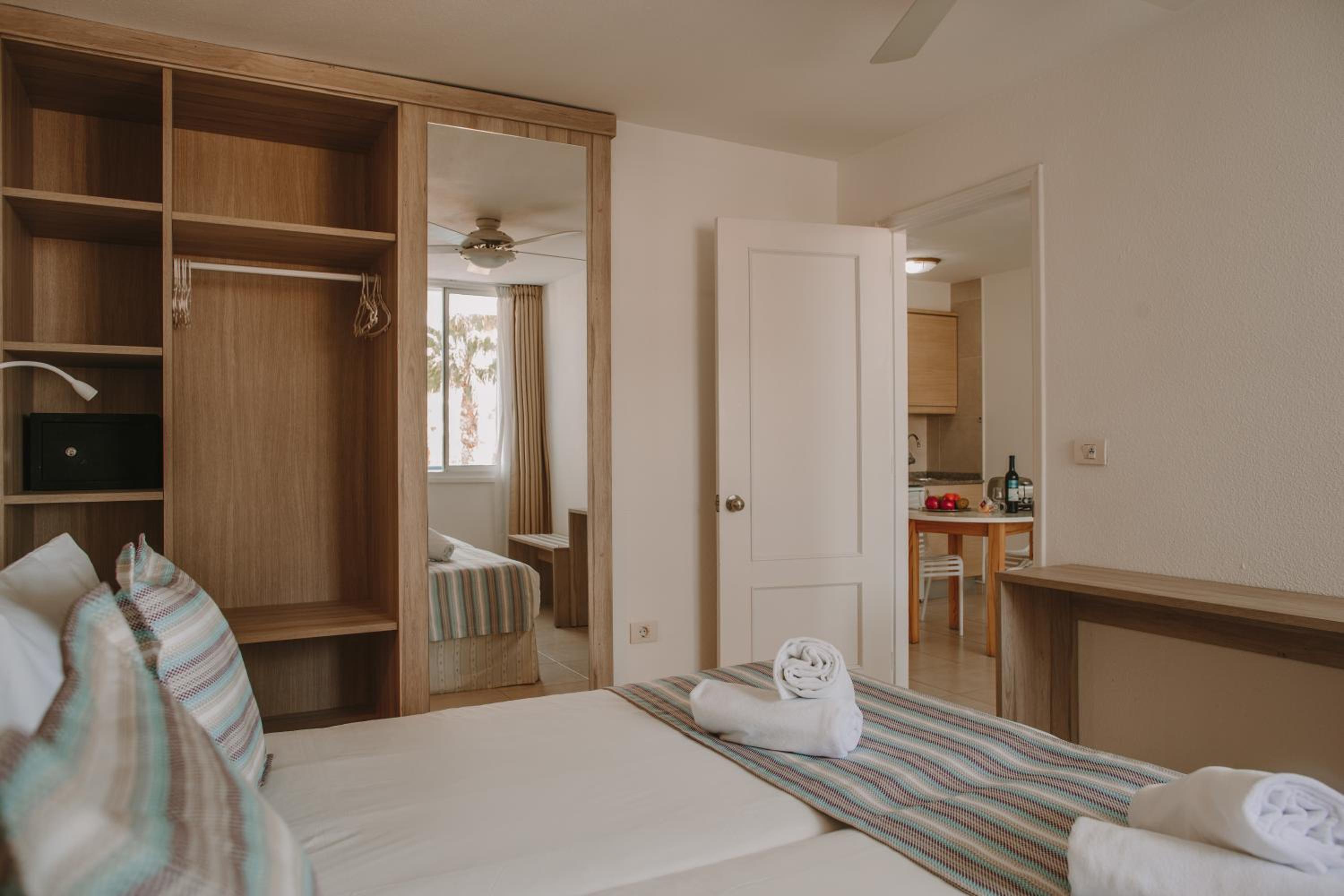Apartamento Premier de una habitación con vista a la piscina (2 adultos)