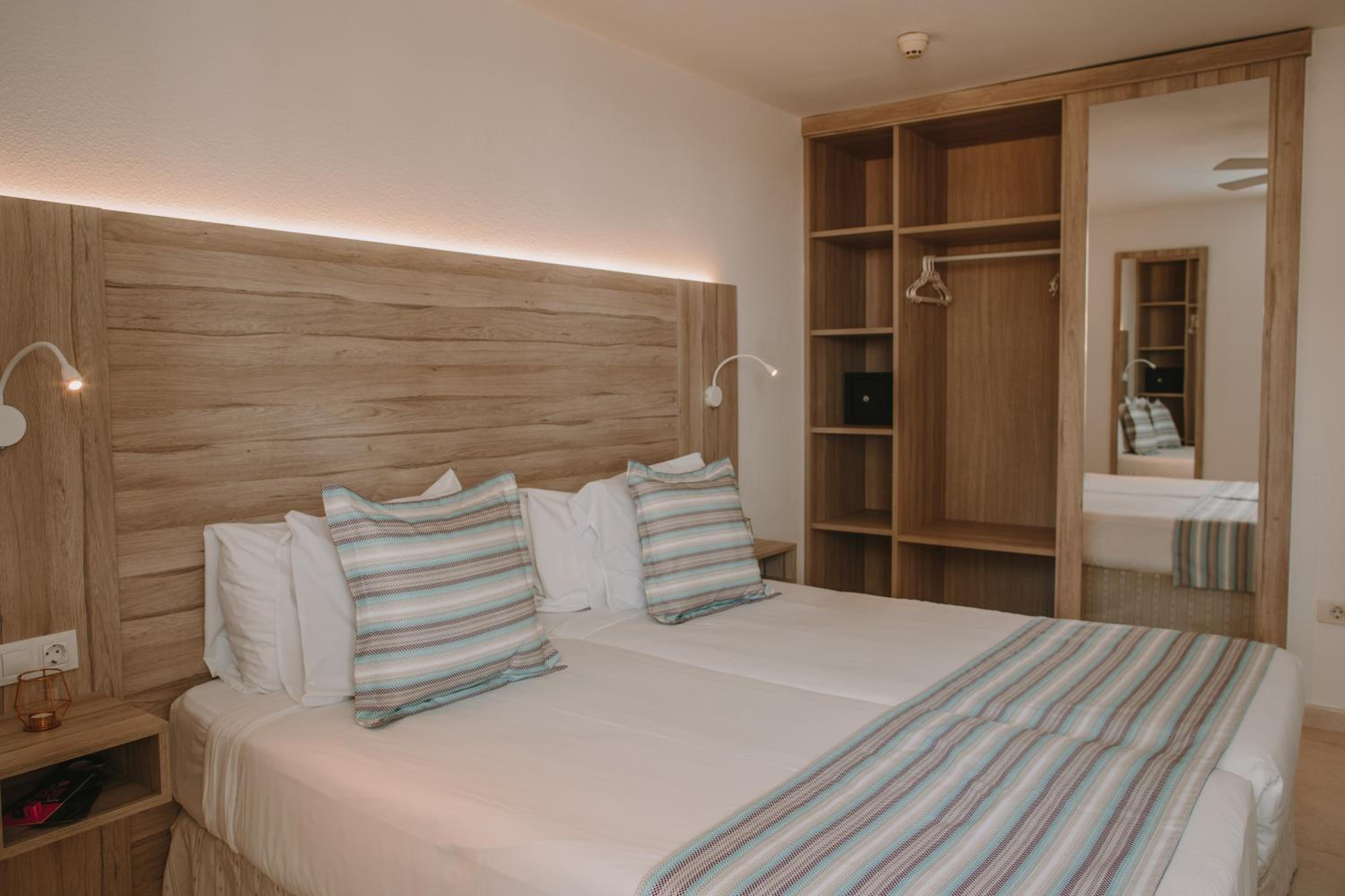 Premier One-Bedroom Apartment With Pool View (3 Adults) photo 2