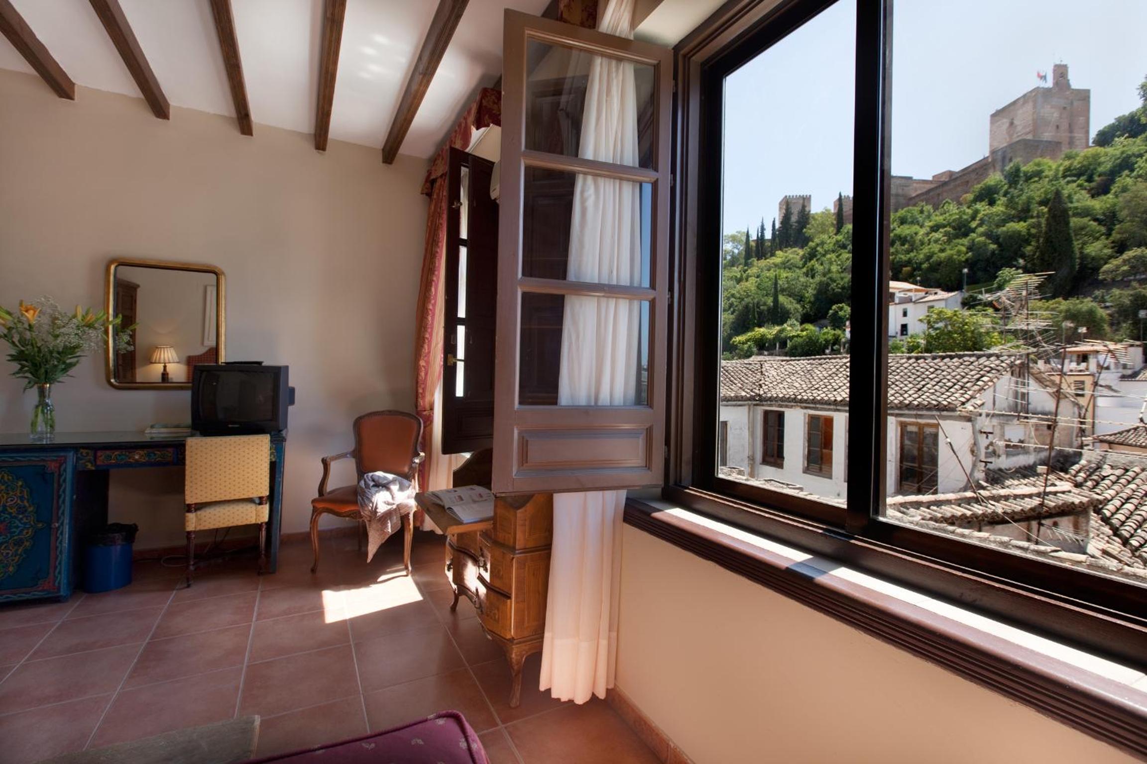 Double or Twin Room with Alhambra Views - Photo 10
