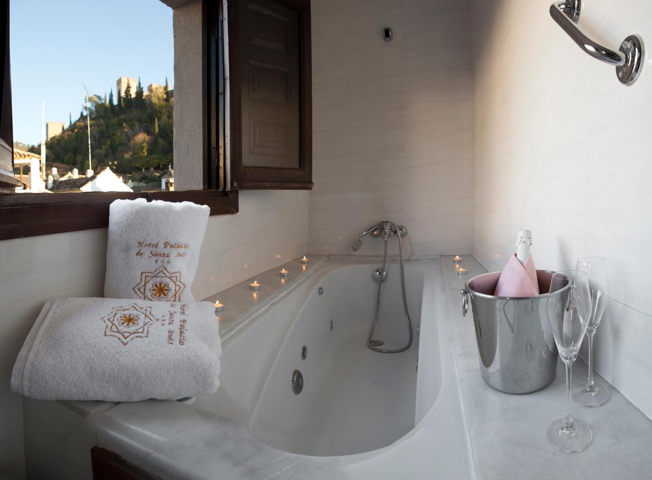 Double or Twin Room with Alhambra Views - Photo 11