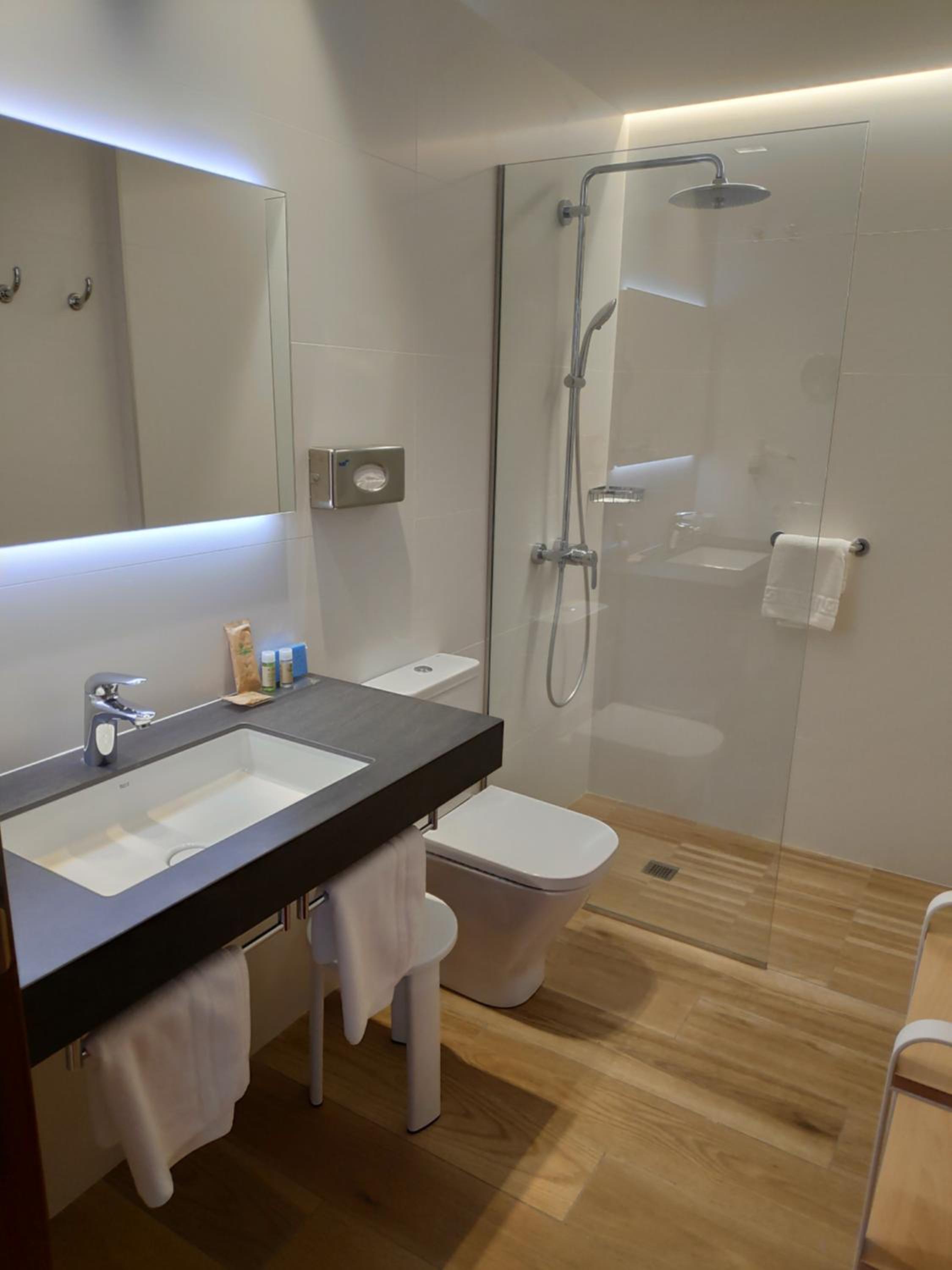 Standard Triple Room with Parking Included - Photo 2