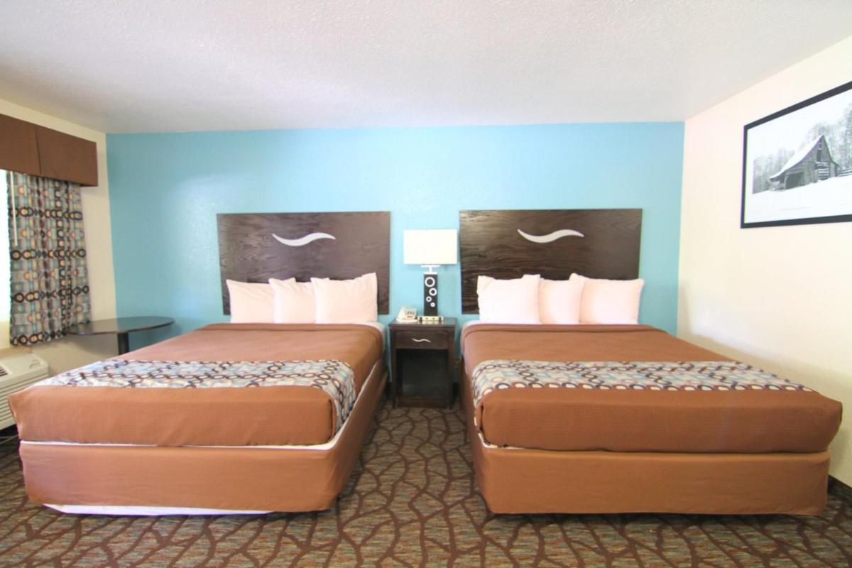 Queen Room with Two Queen Beds photo 3