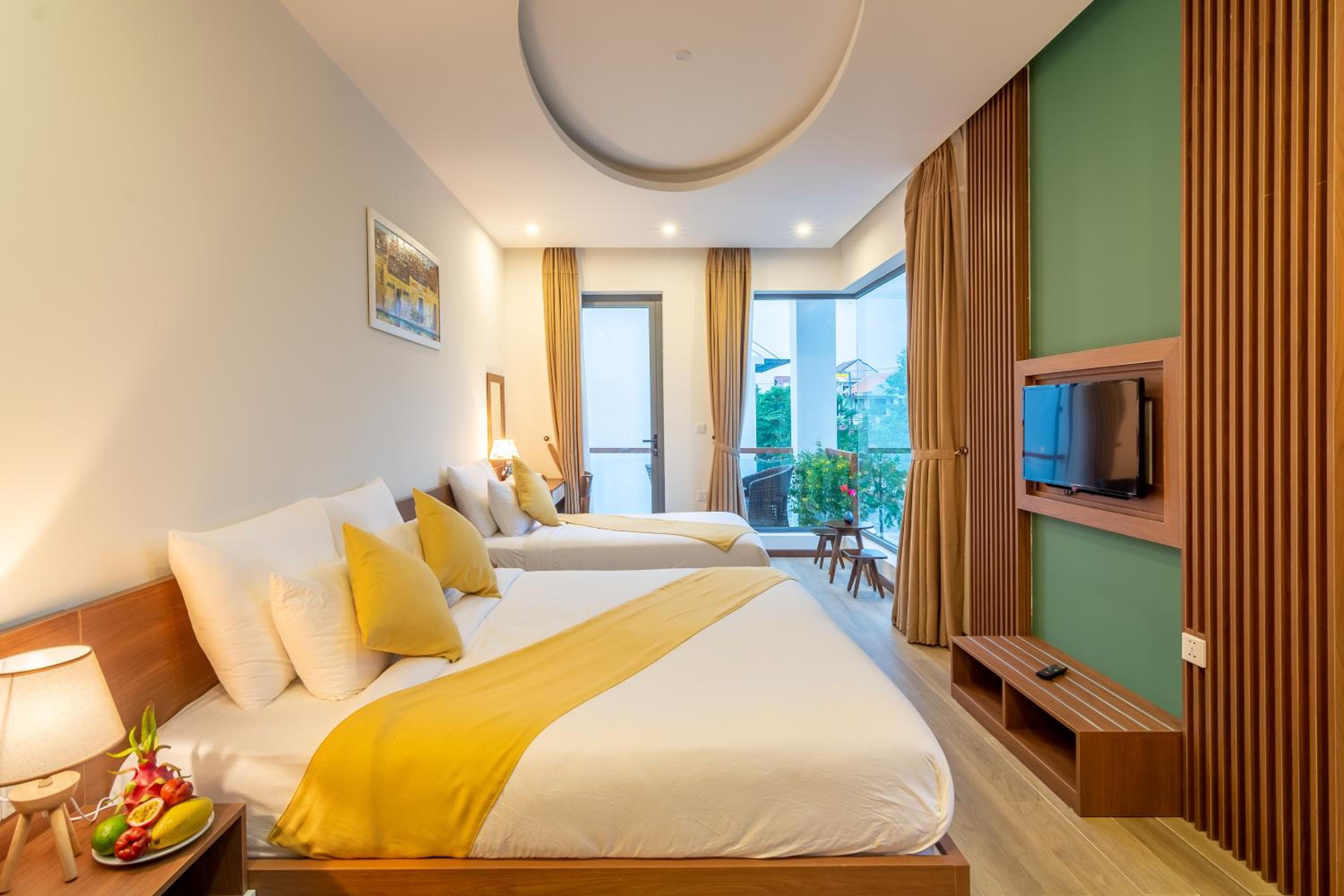 Deluxe Family Room with Pool View photo 3