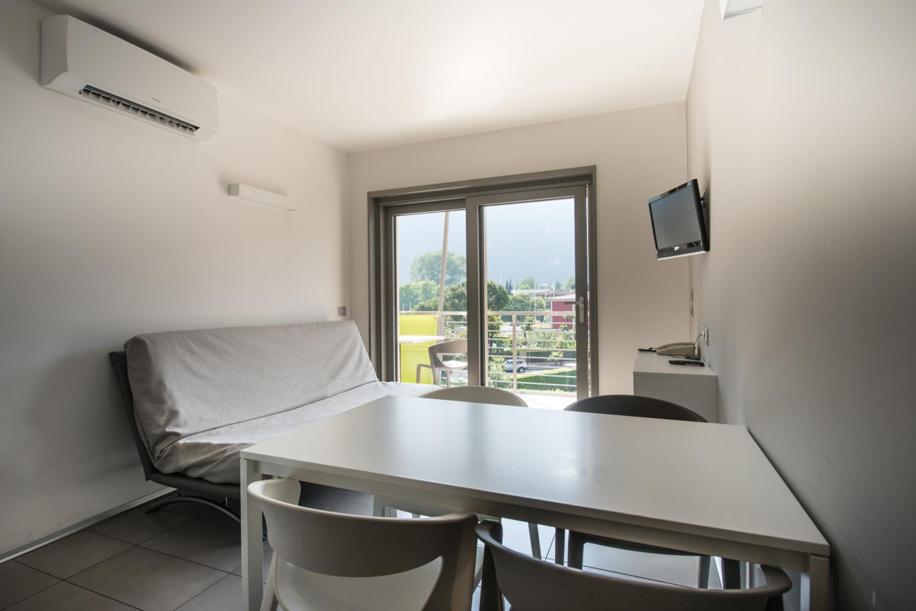 Comfort Apartment with Lake View - Photo 3