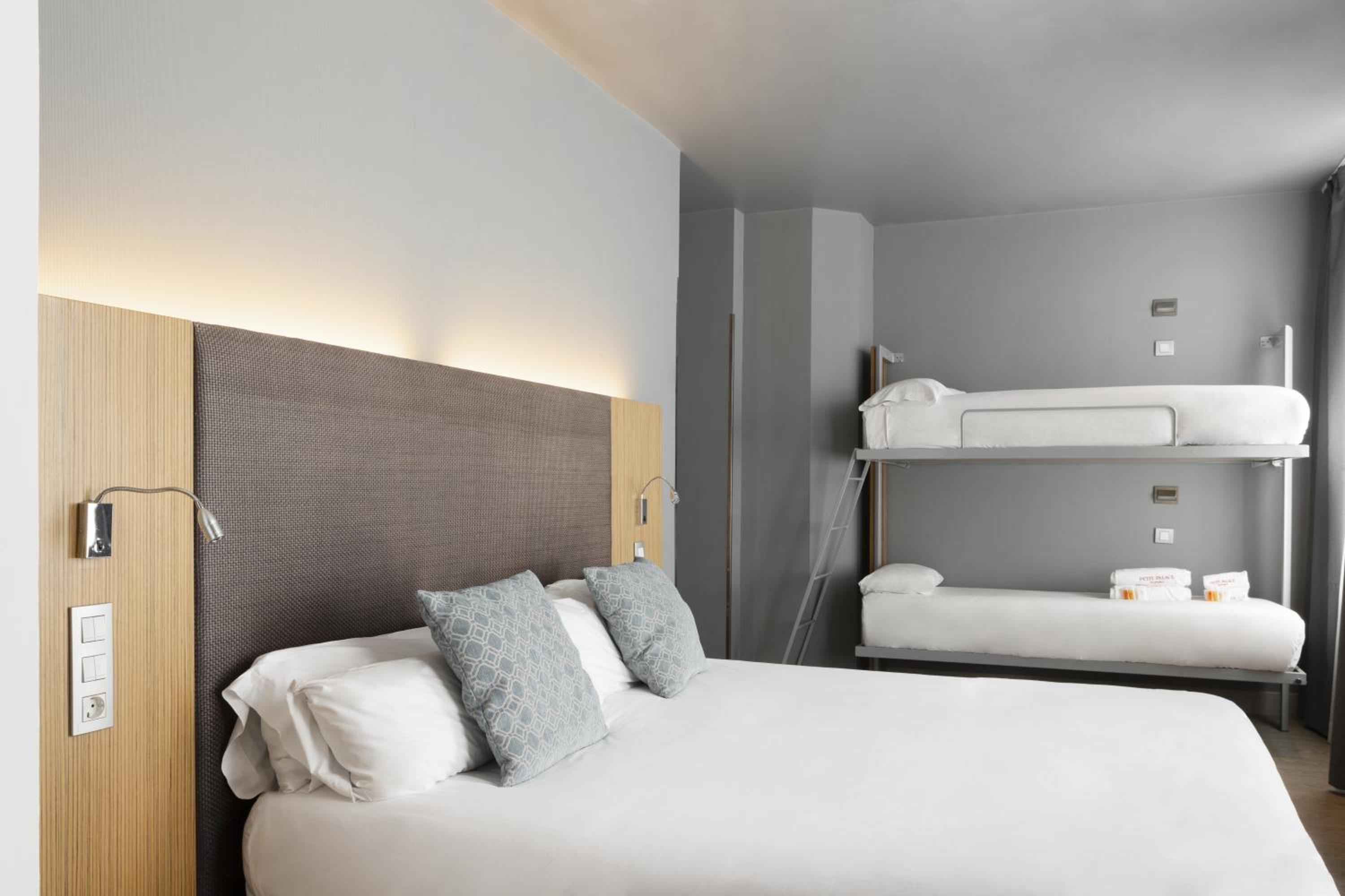 Sextuple Room (6 Adults)