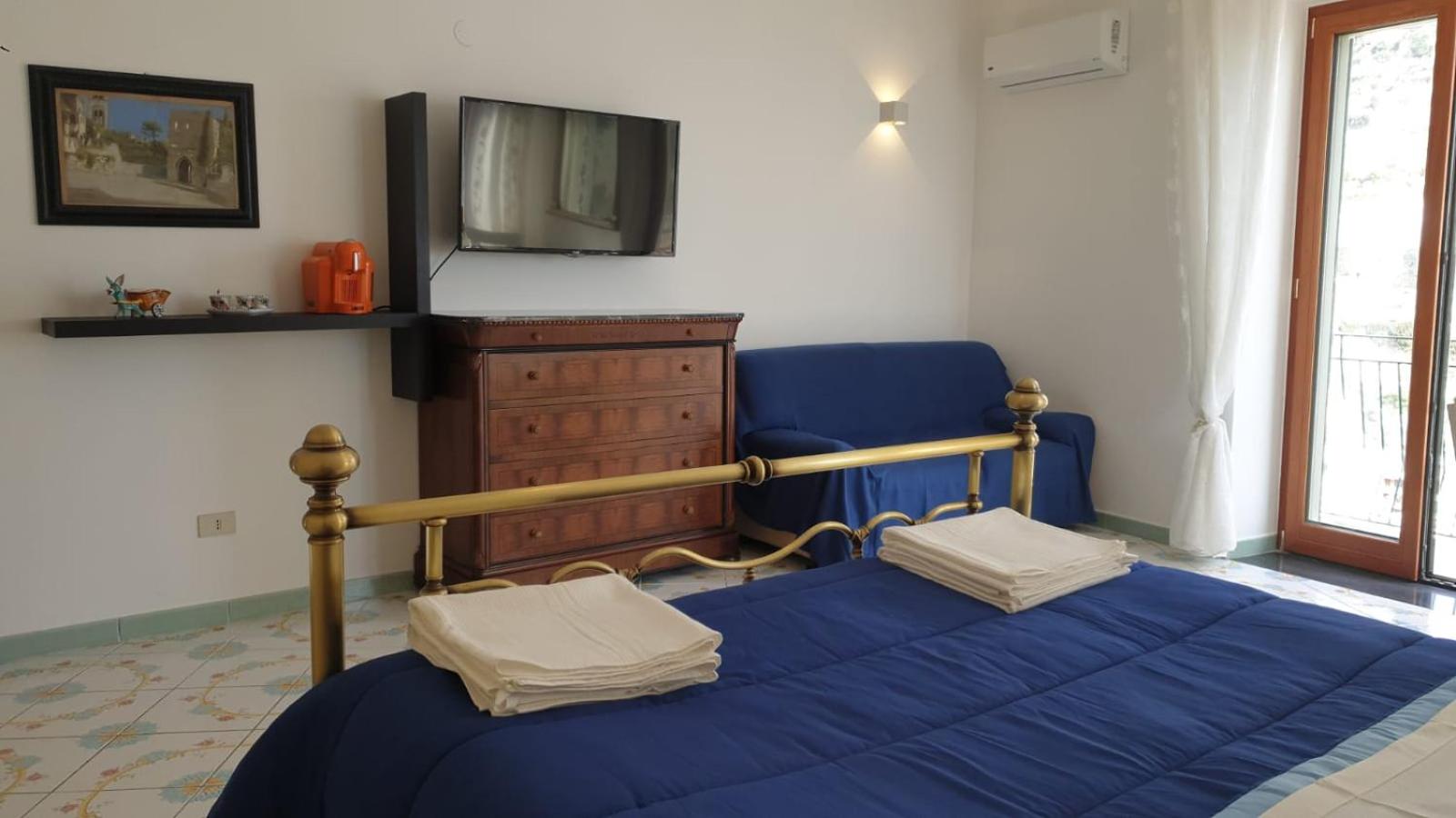 Quadruple Room with Private Bathroom photo 1