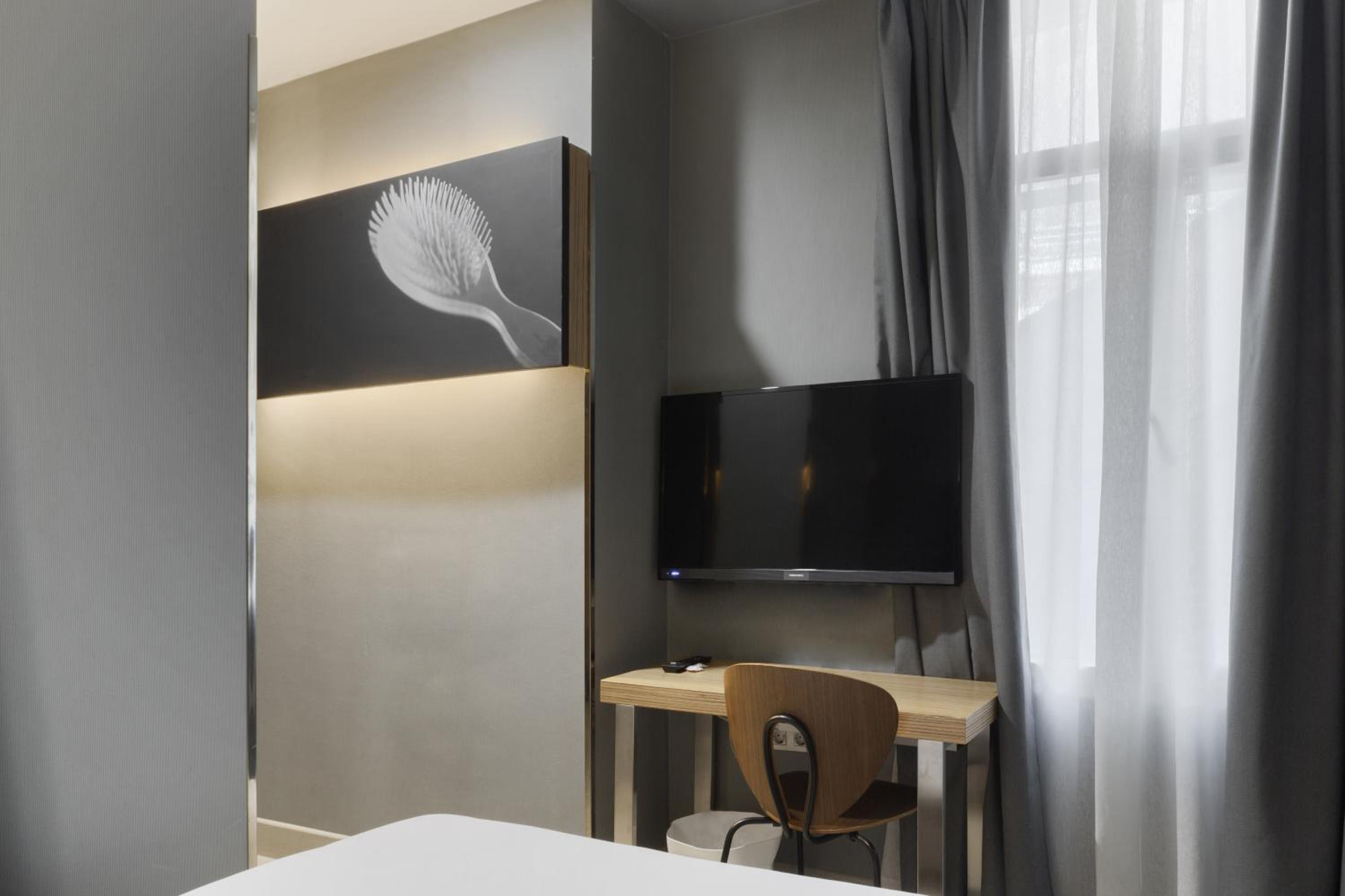Small Double Room (1-2 adults) thumbnail 6