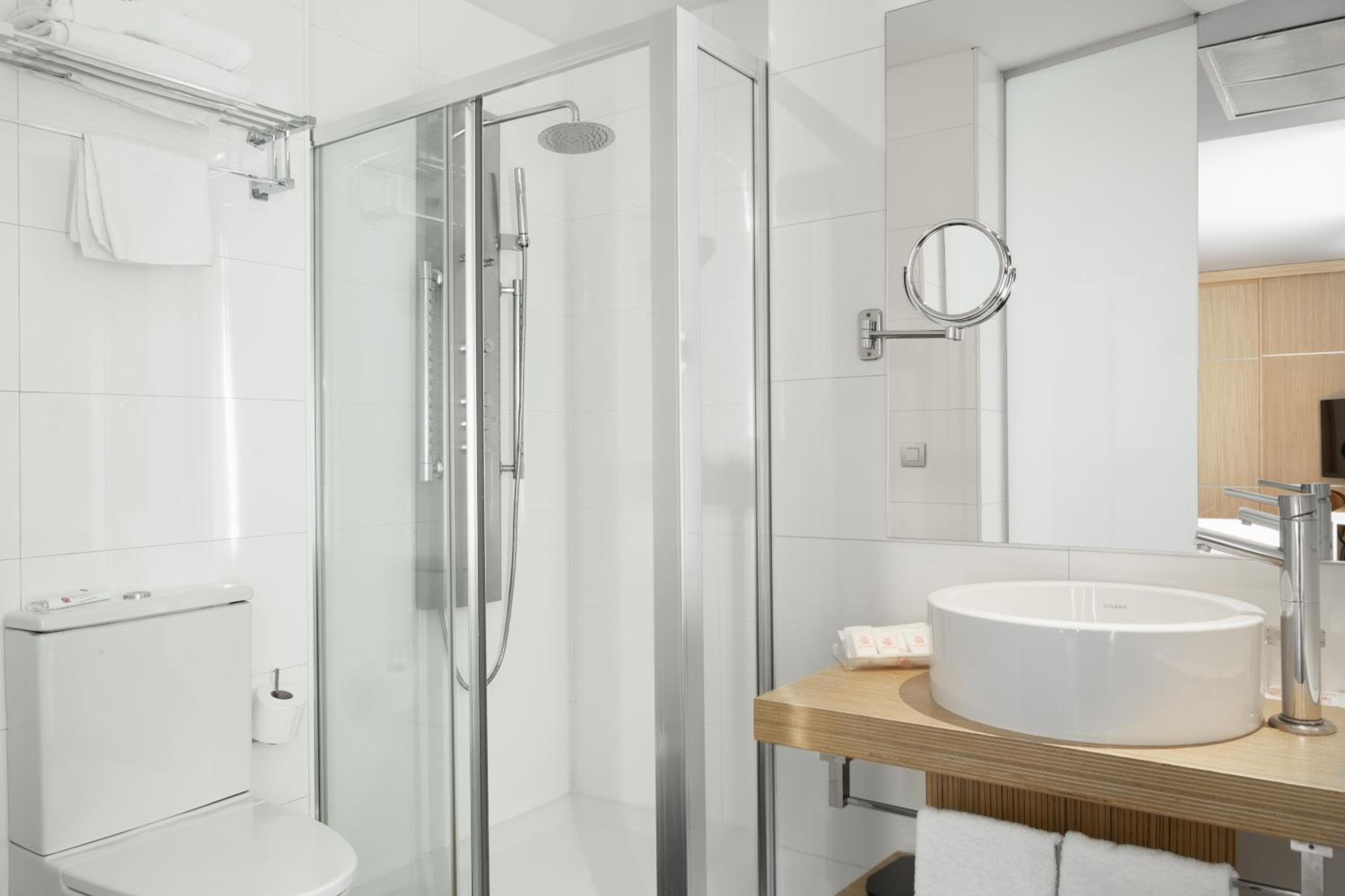 Double or Twin Room (1-2 Adults) thumbnail 5