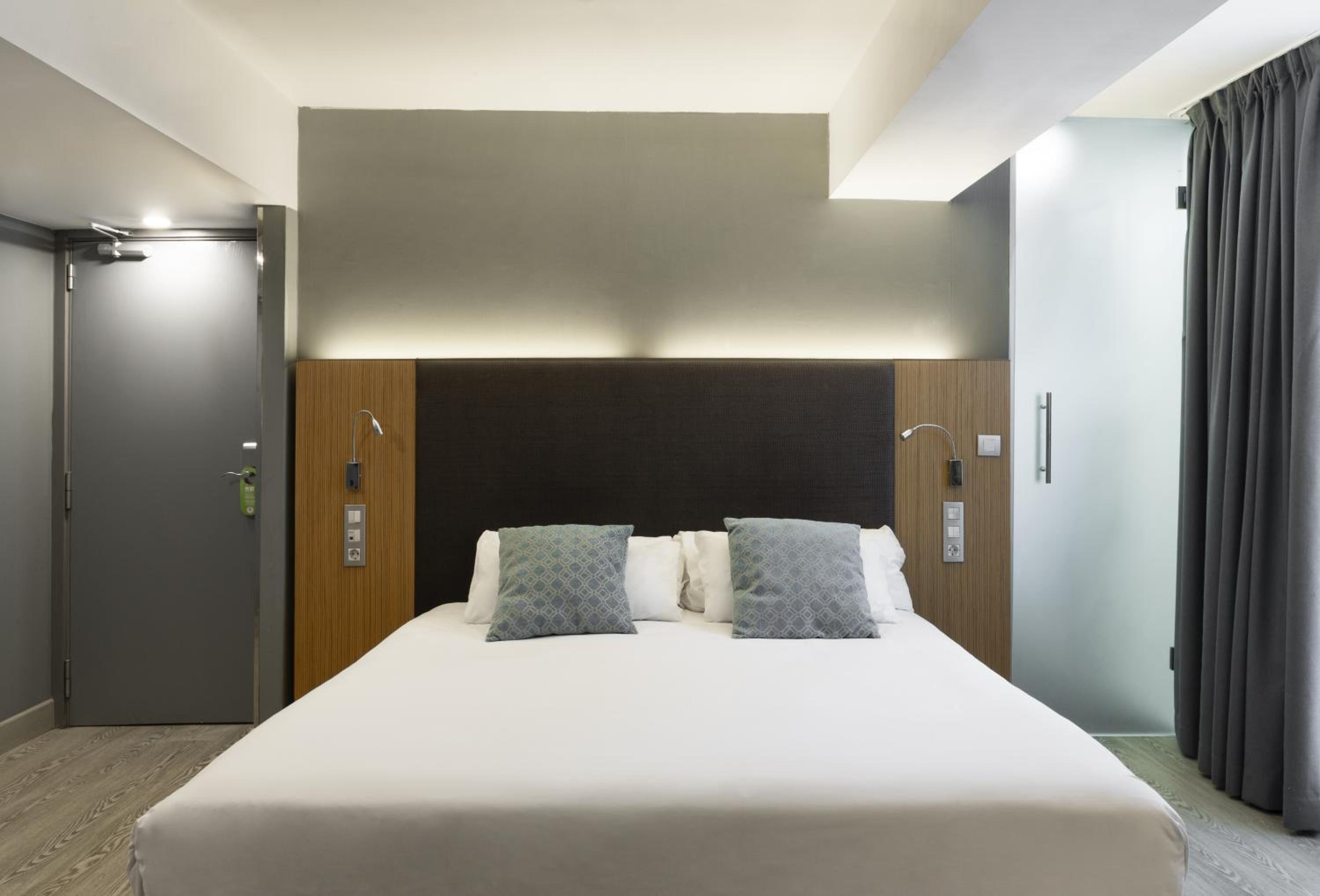 Double or Twin Room (1-2 Adults) thumbnail 6