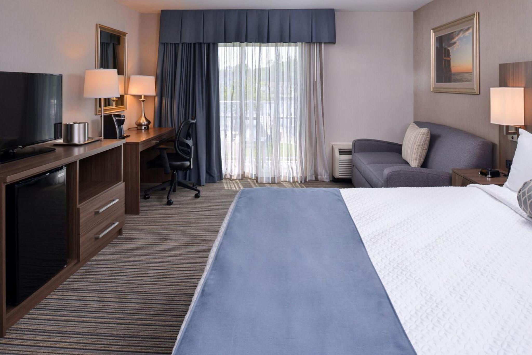 Deluxe King Room with Balcony with Pullout Sofa photo 1