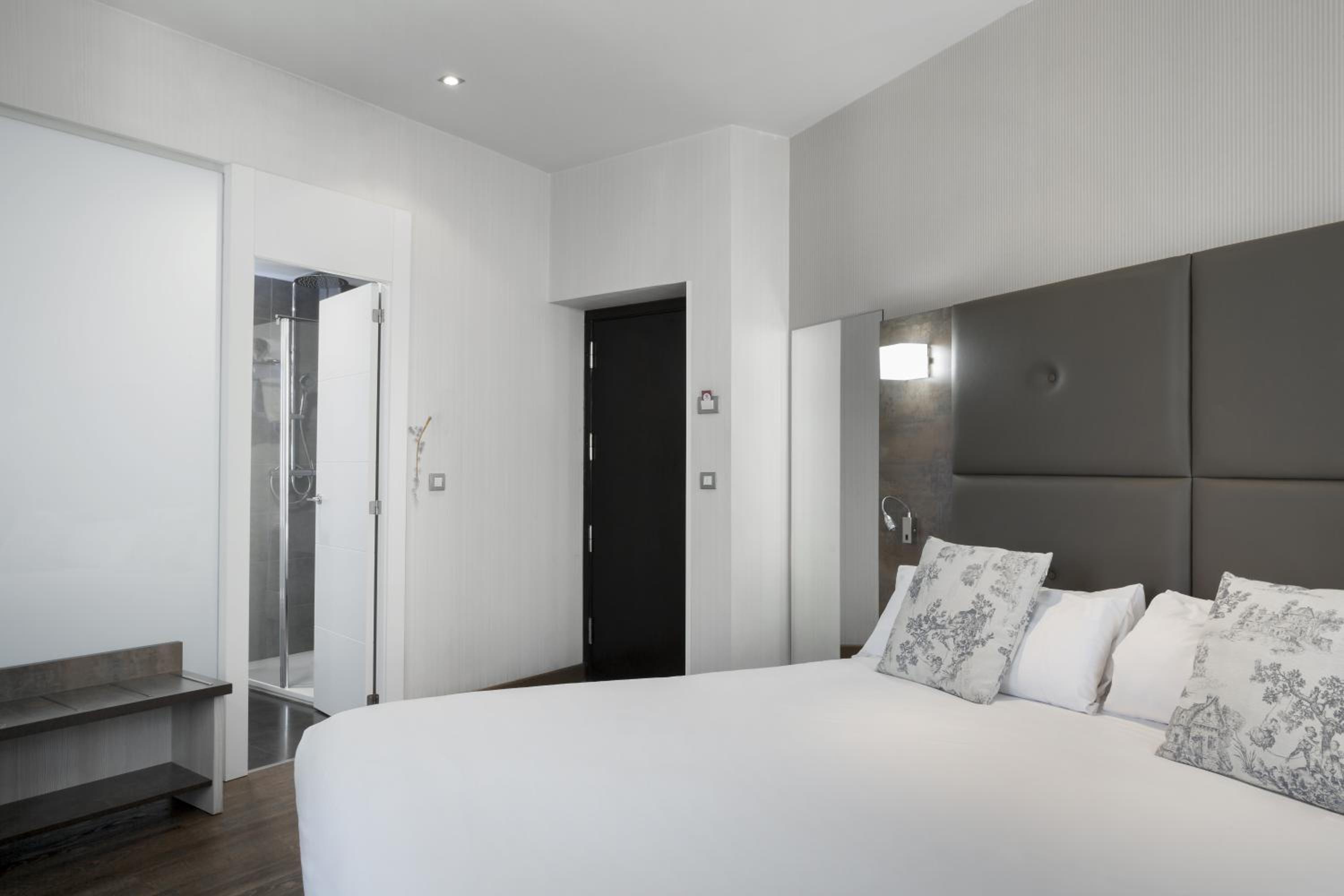 Superior Double Room with Balcony - Photo 2