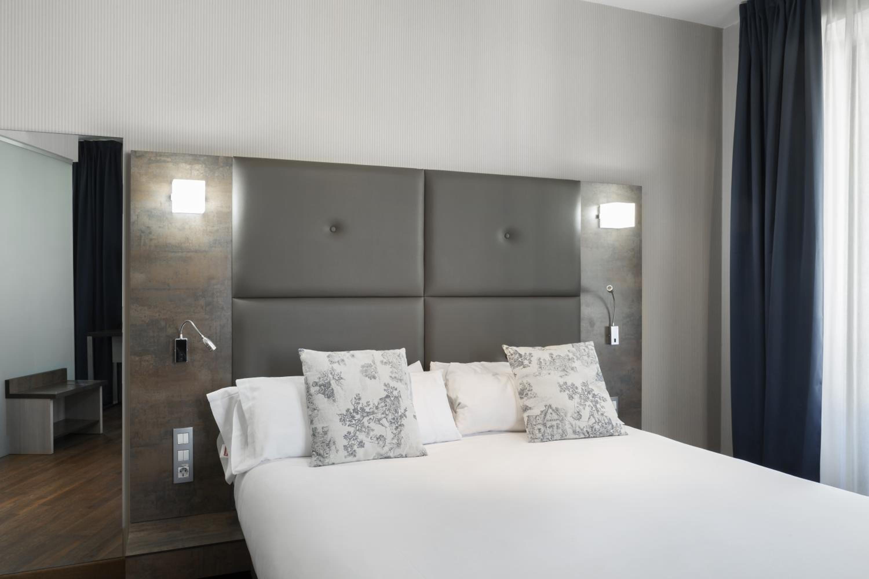 Superior Double Room with Balcony - Photo 4