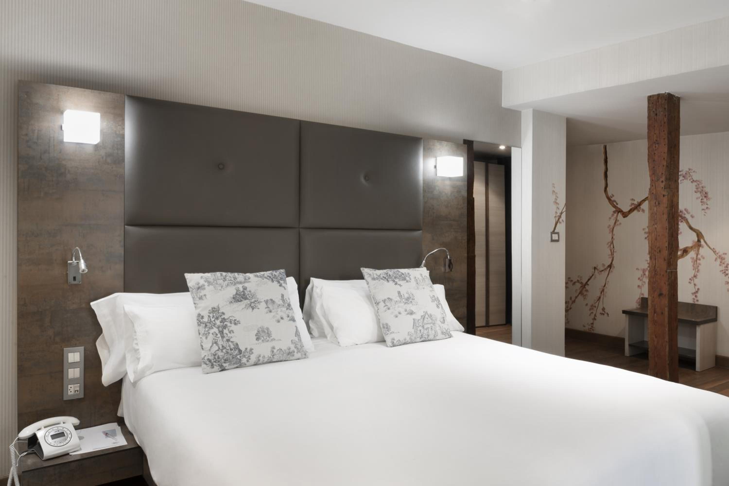Superior Double Room with Balcony - Photo 6