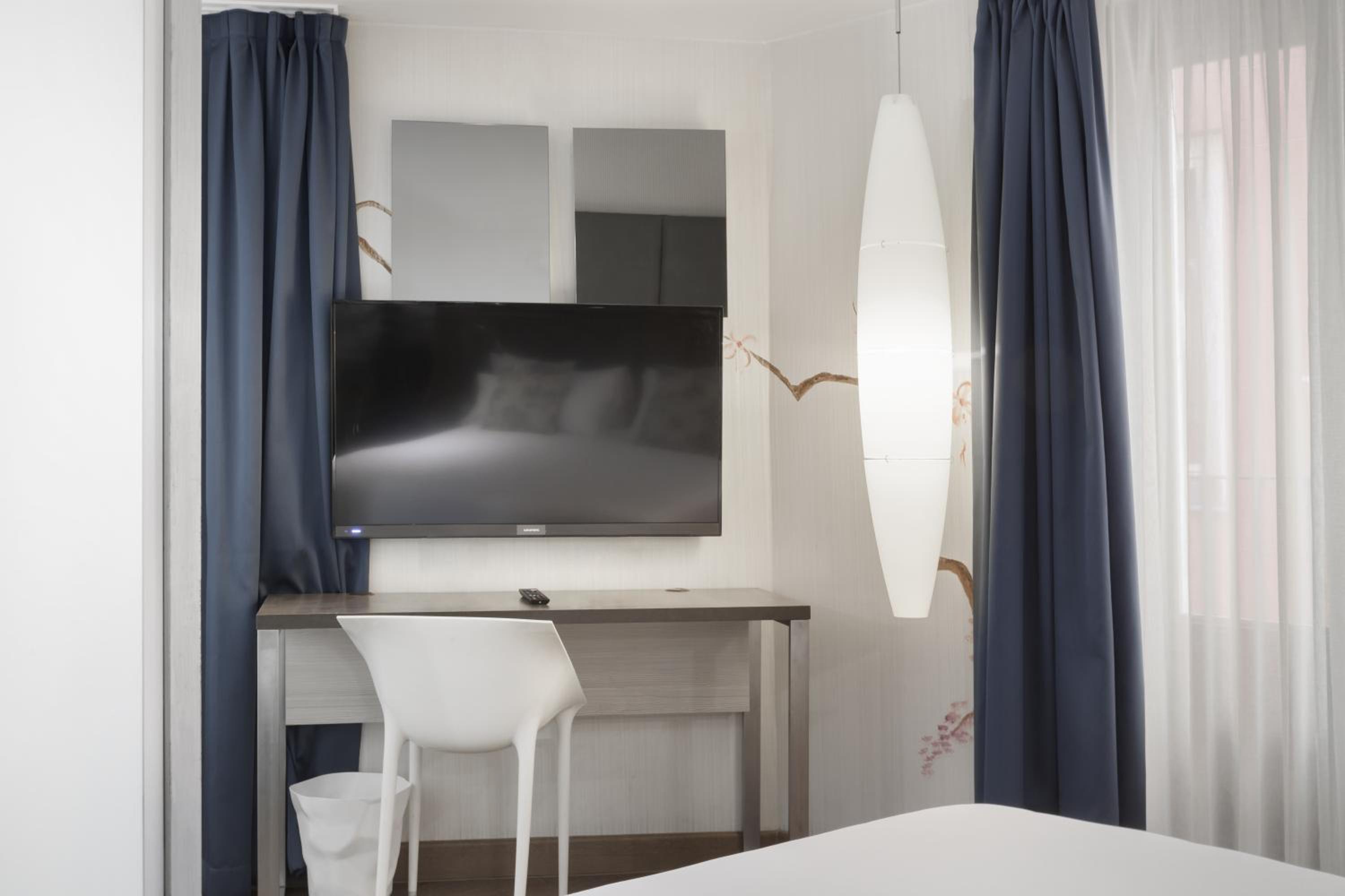 Superior Double Room with Balcony - Photo 3