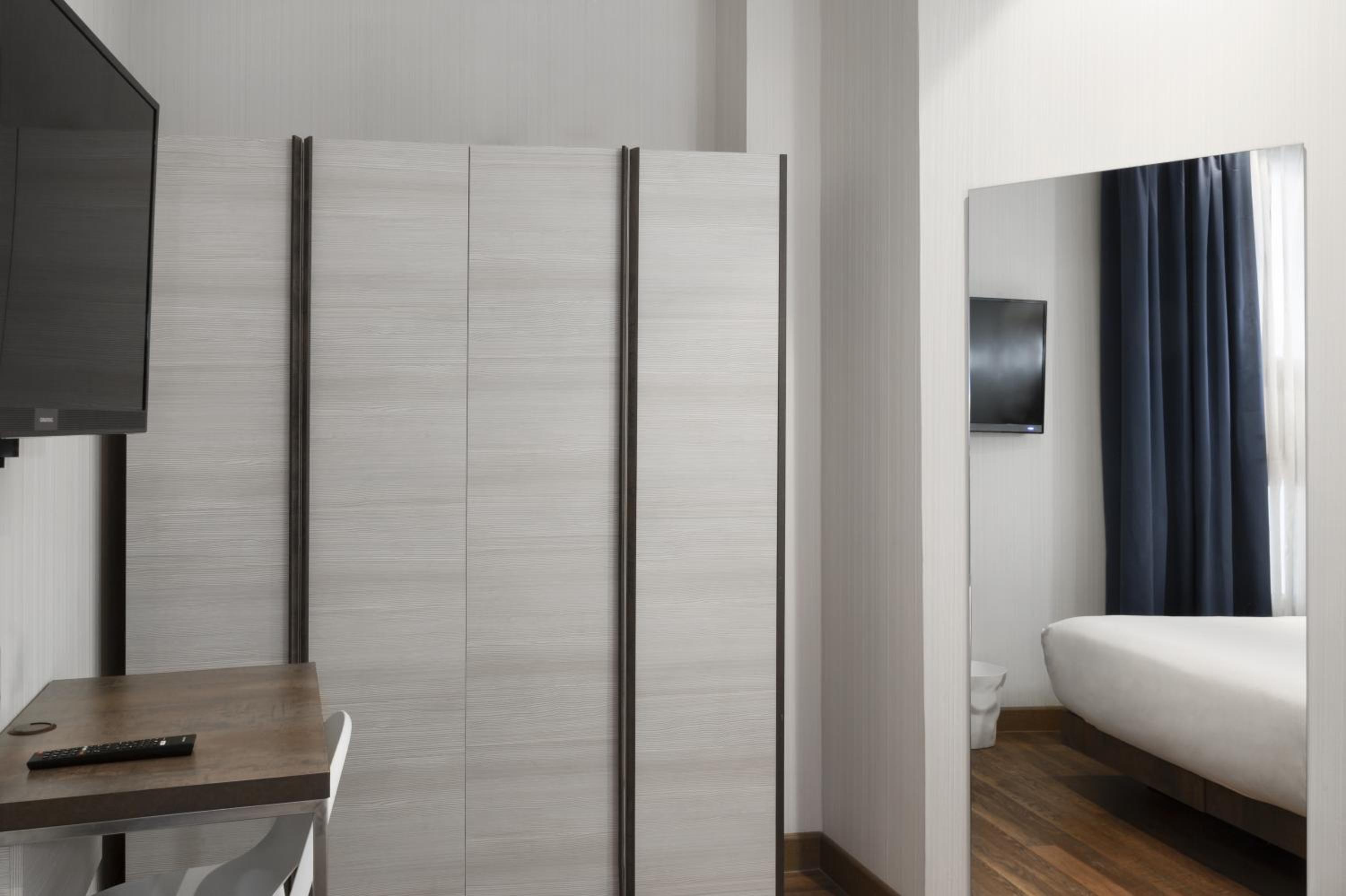 Small Double Room - Photo 4