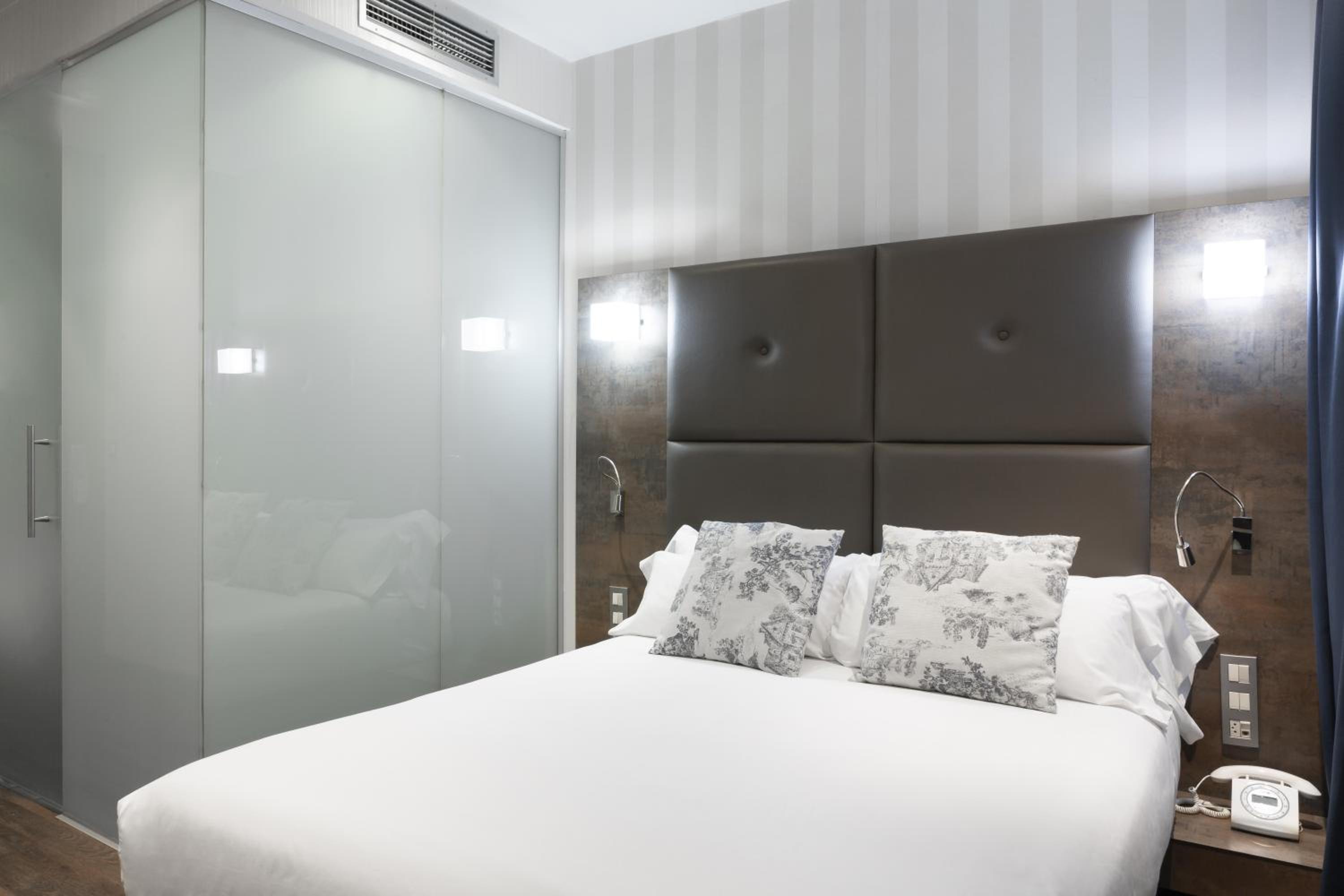 Small Double Room - Photo 6
