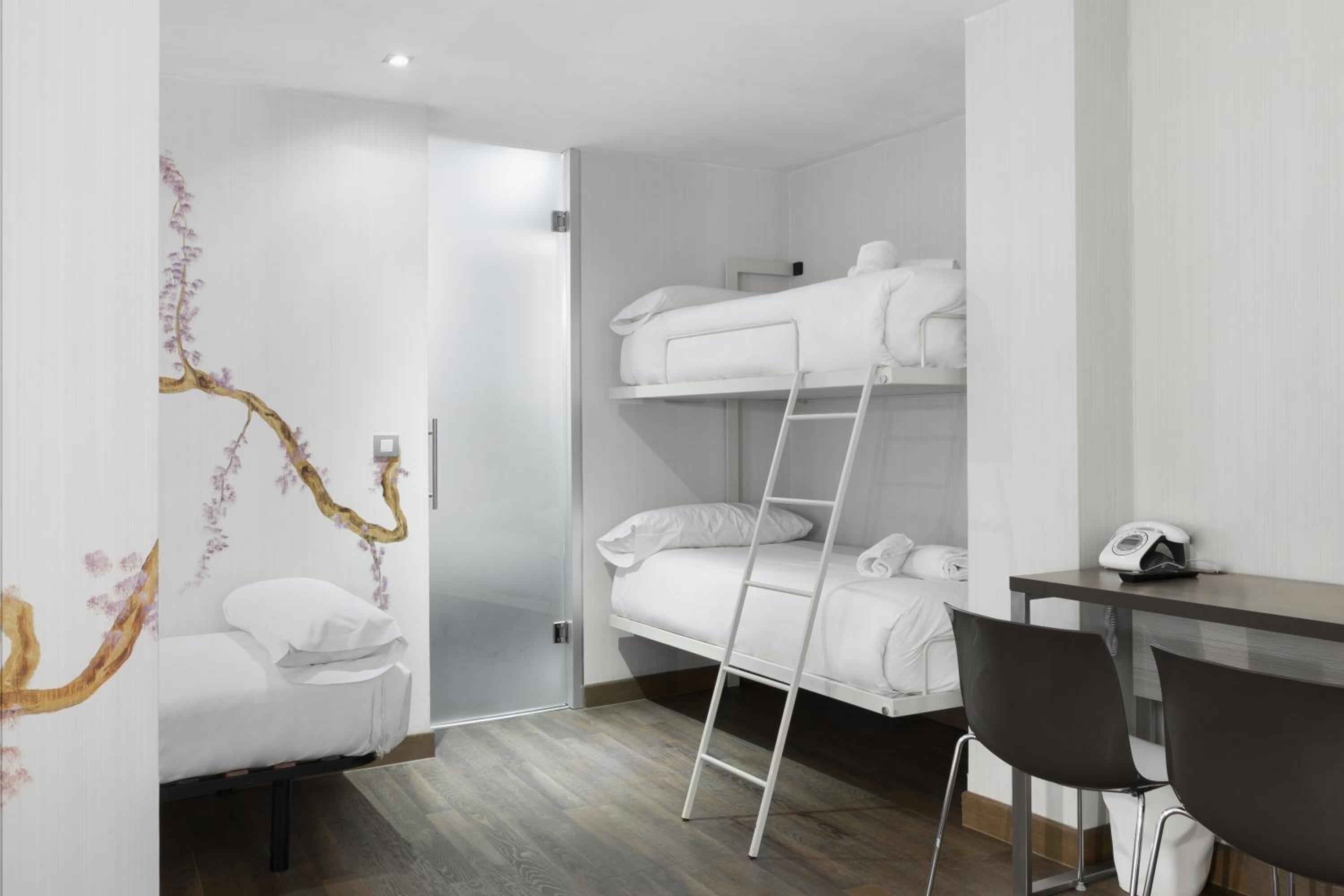 Quintuple Room (5 Adults) photo 3