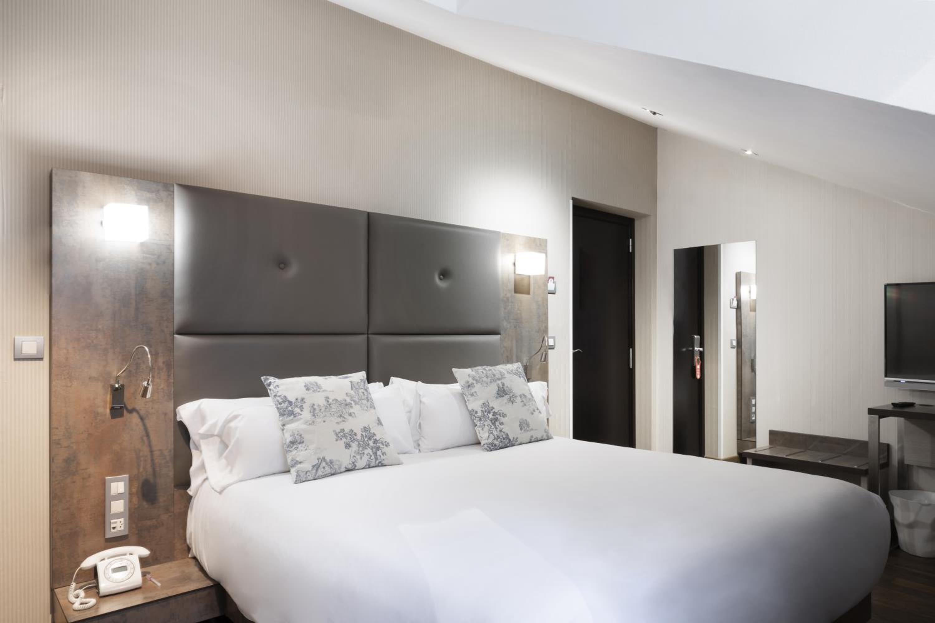 Standard Double Room - Photo 5