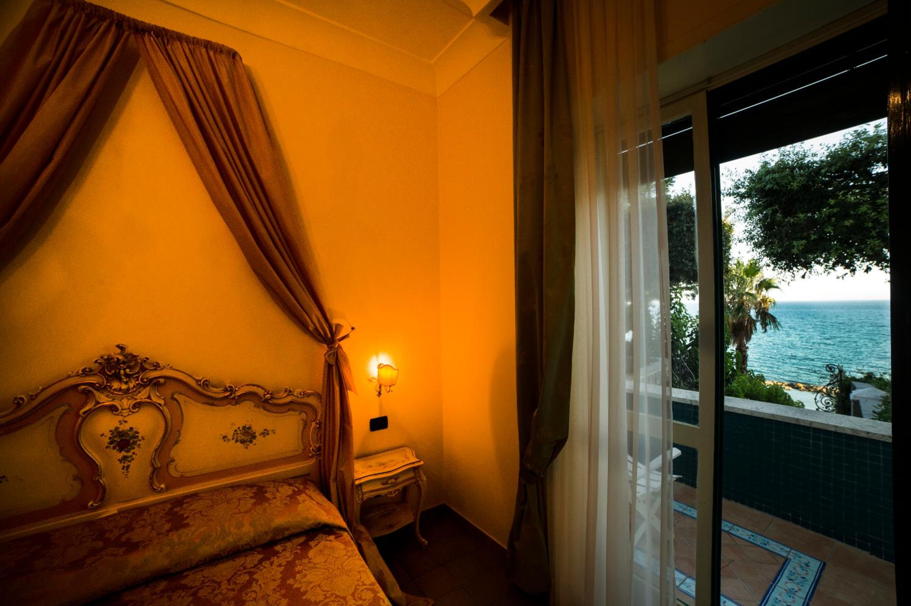 Double Room with Sea View photo 1