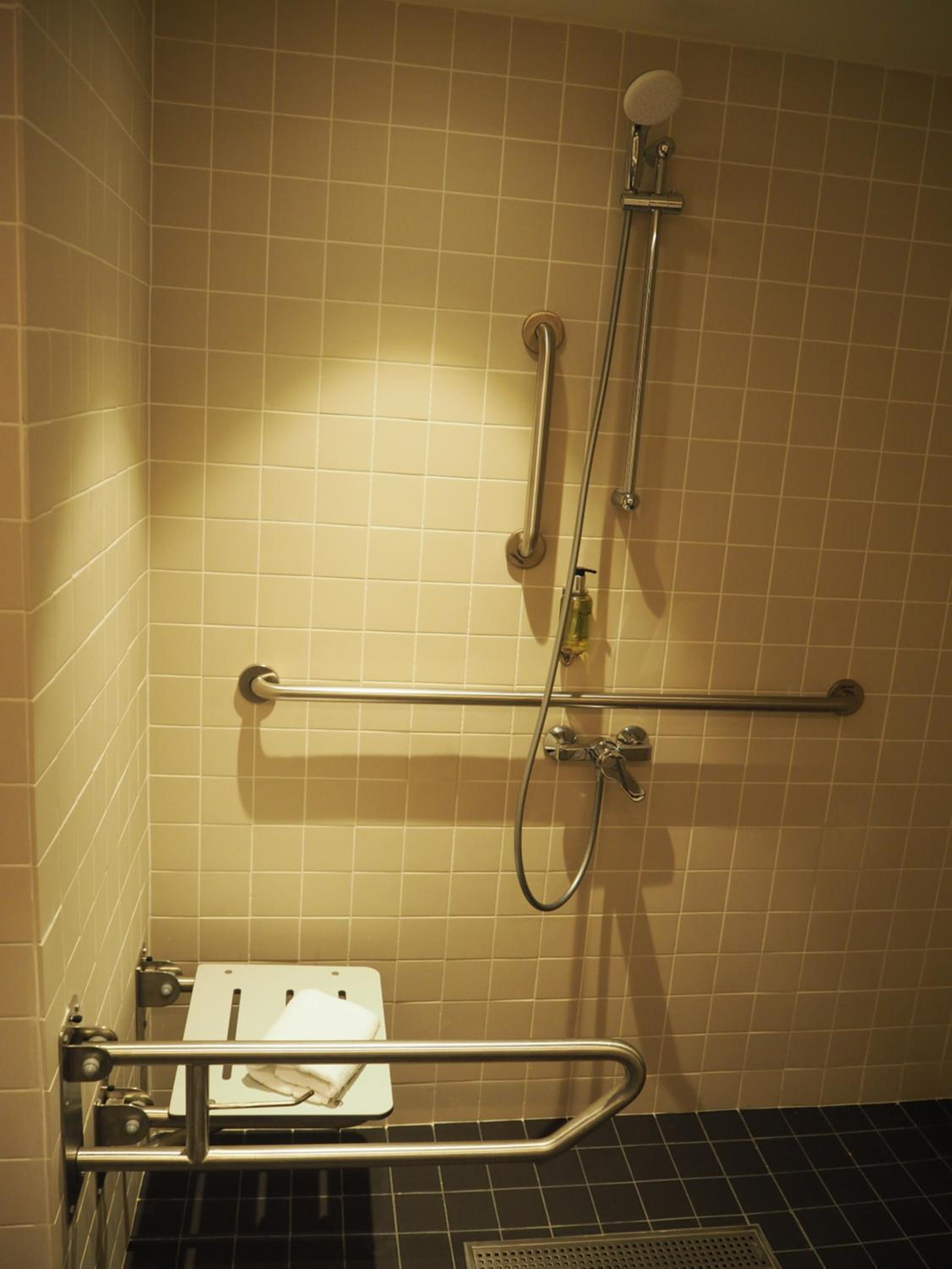 Twin Room - Disability Access photo 3