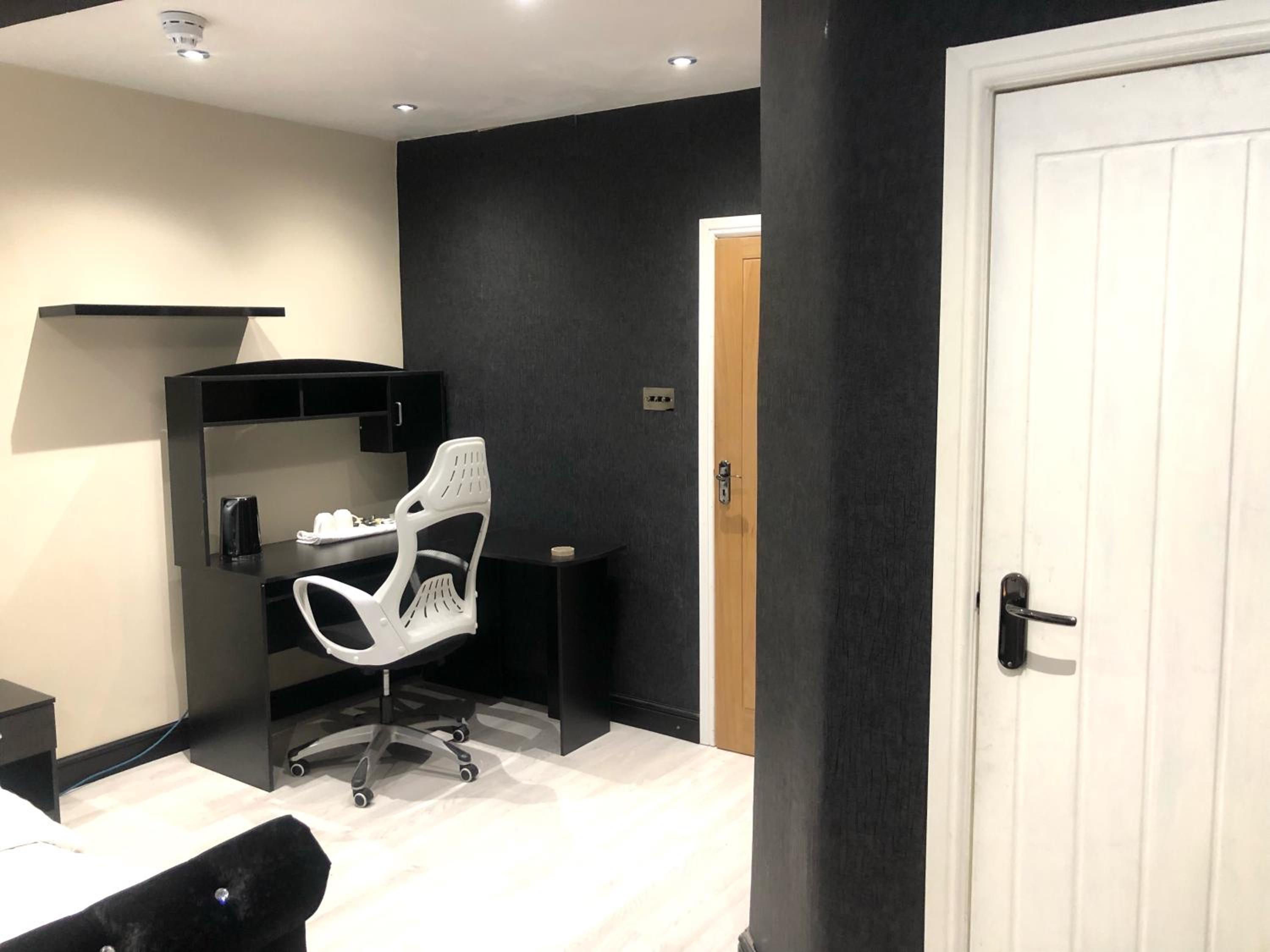 Deluxe King Room - Photo 5