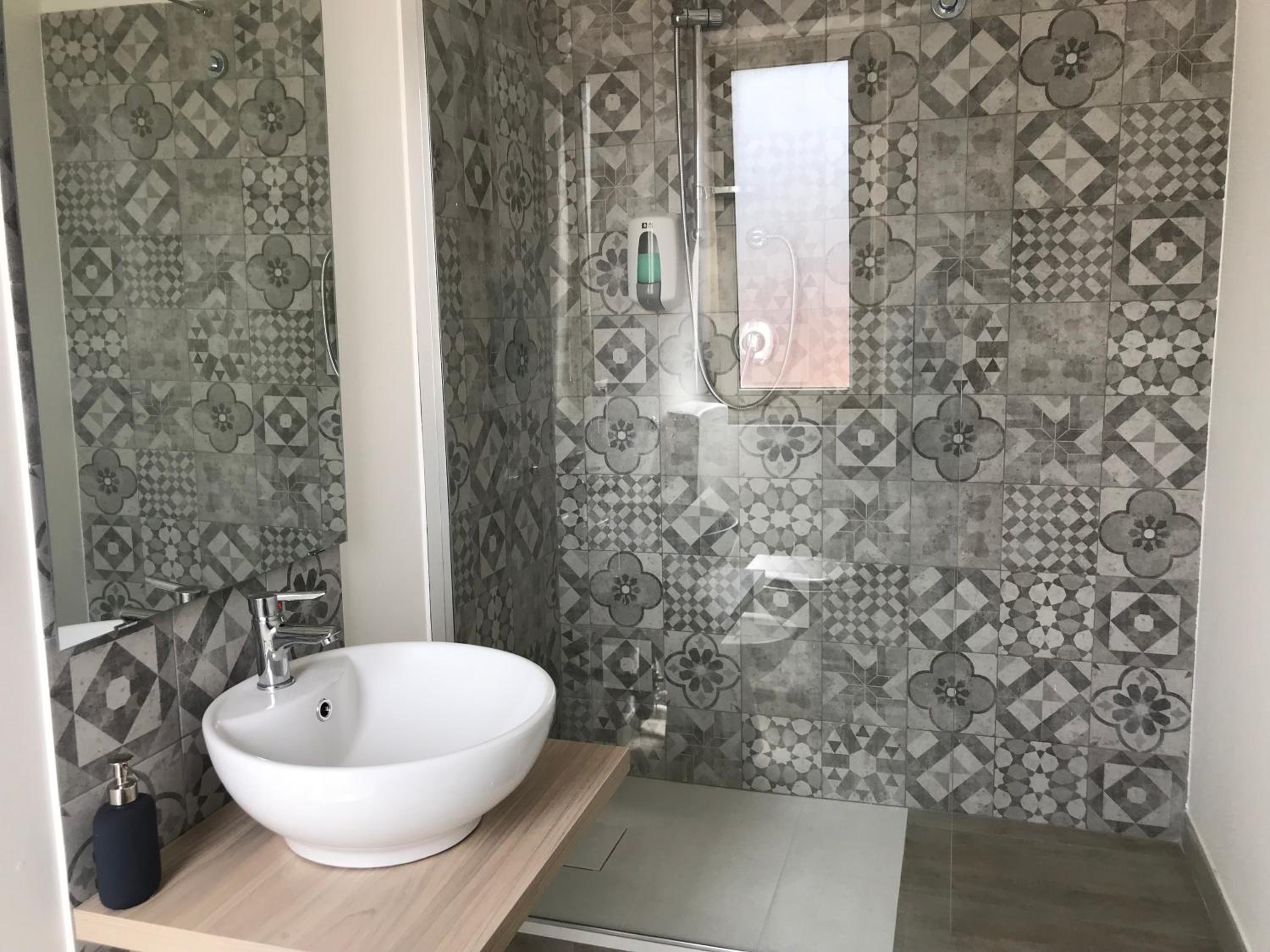 Quadruple Room with Private Bathroom - Photo 7