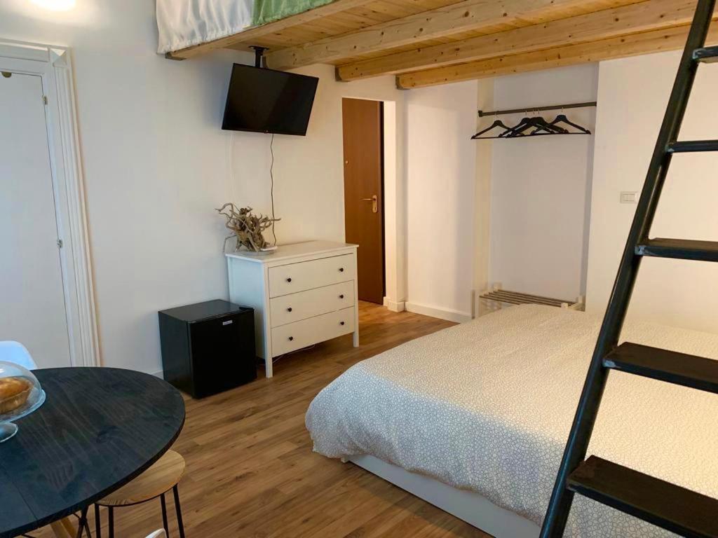 Quadruple Room with Private Bathroom - Photo 5