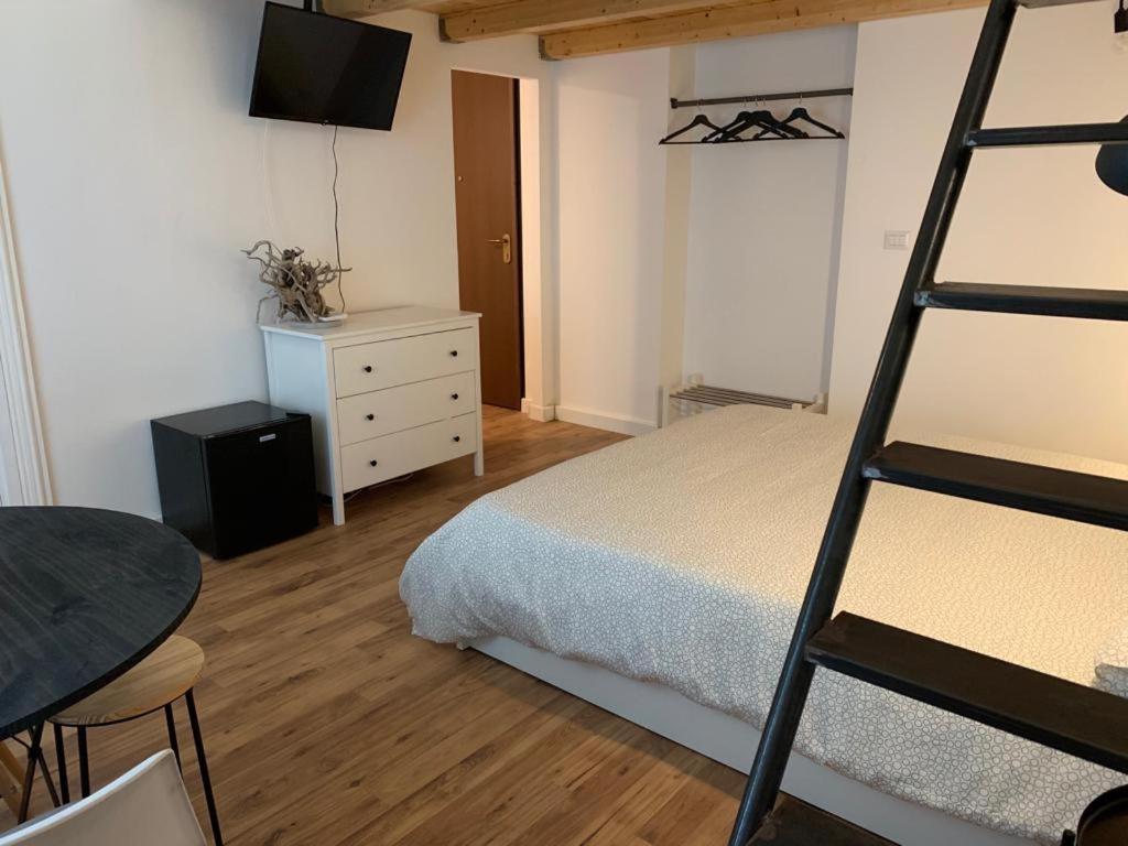 Quadruple Room with Private Bathroom - Photo 8