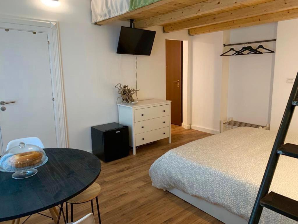 Quadruple Room with Private Bathroom - Photo 10